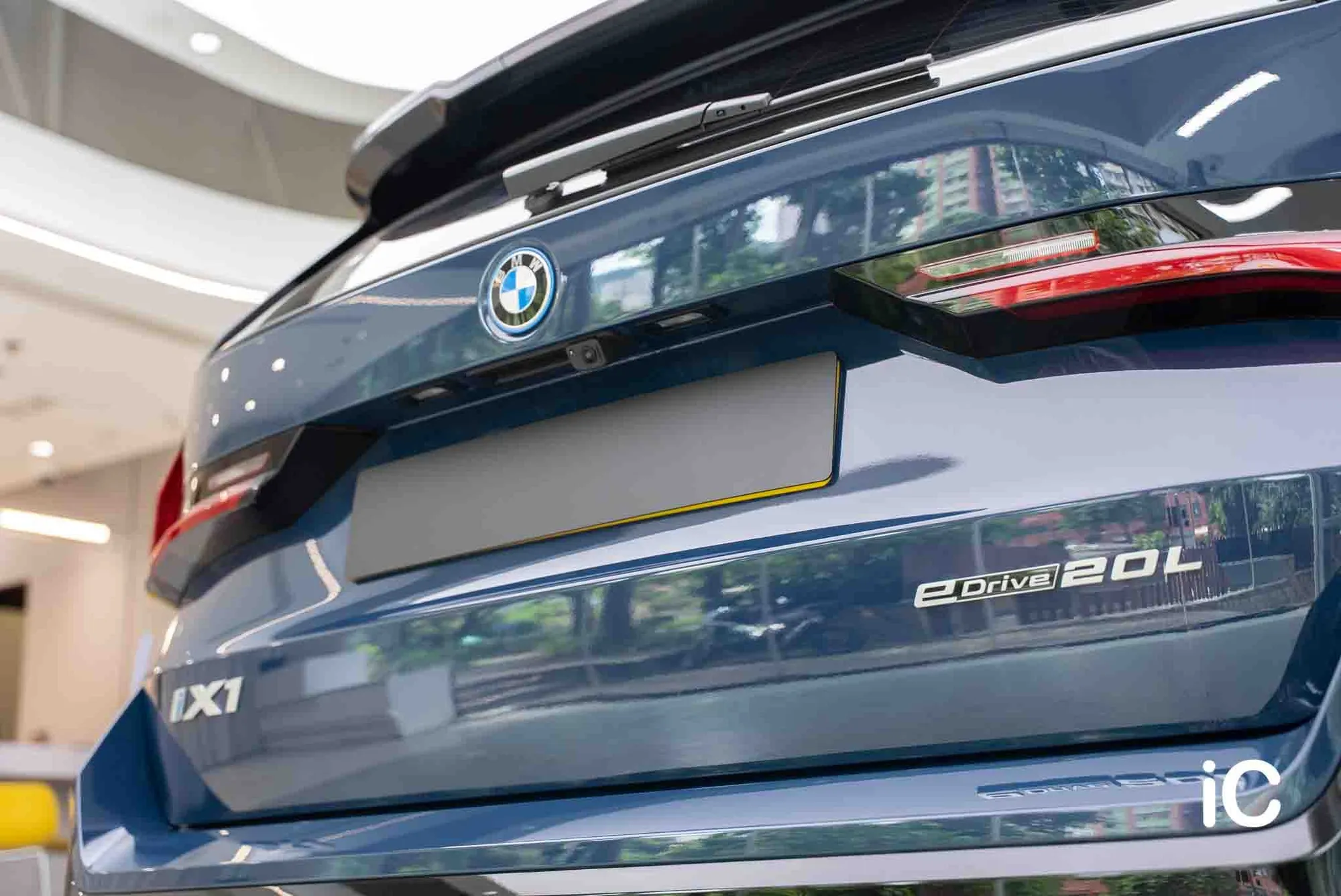 BMW iX1 L 車尾標誌與尾燈