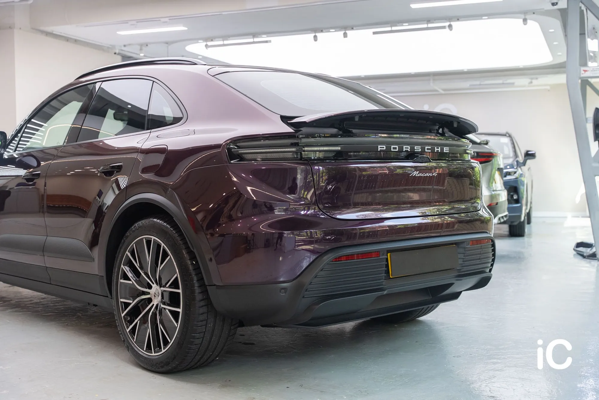 Porsche Macan EV 車尾及車側的深紫色效果