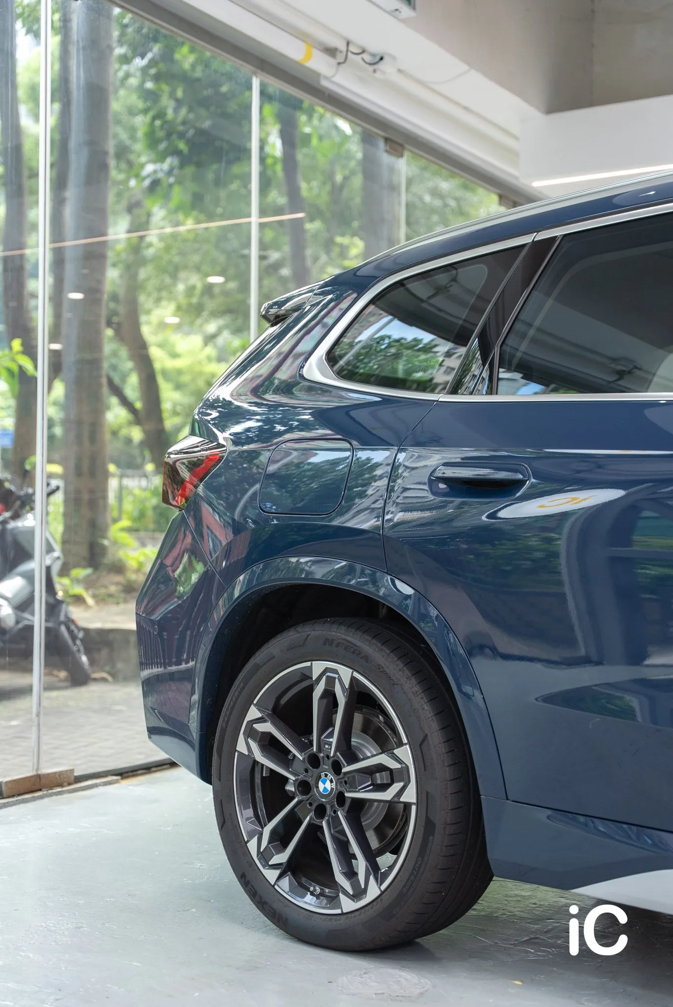 BMW iX1 L 後方車側與輪拱完成效果
