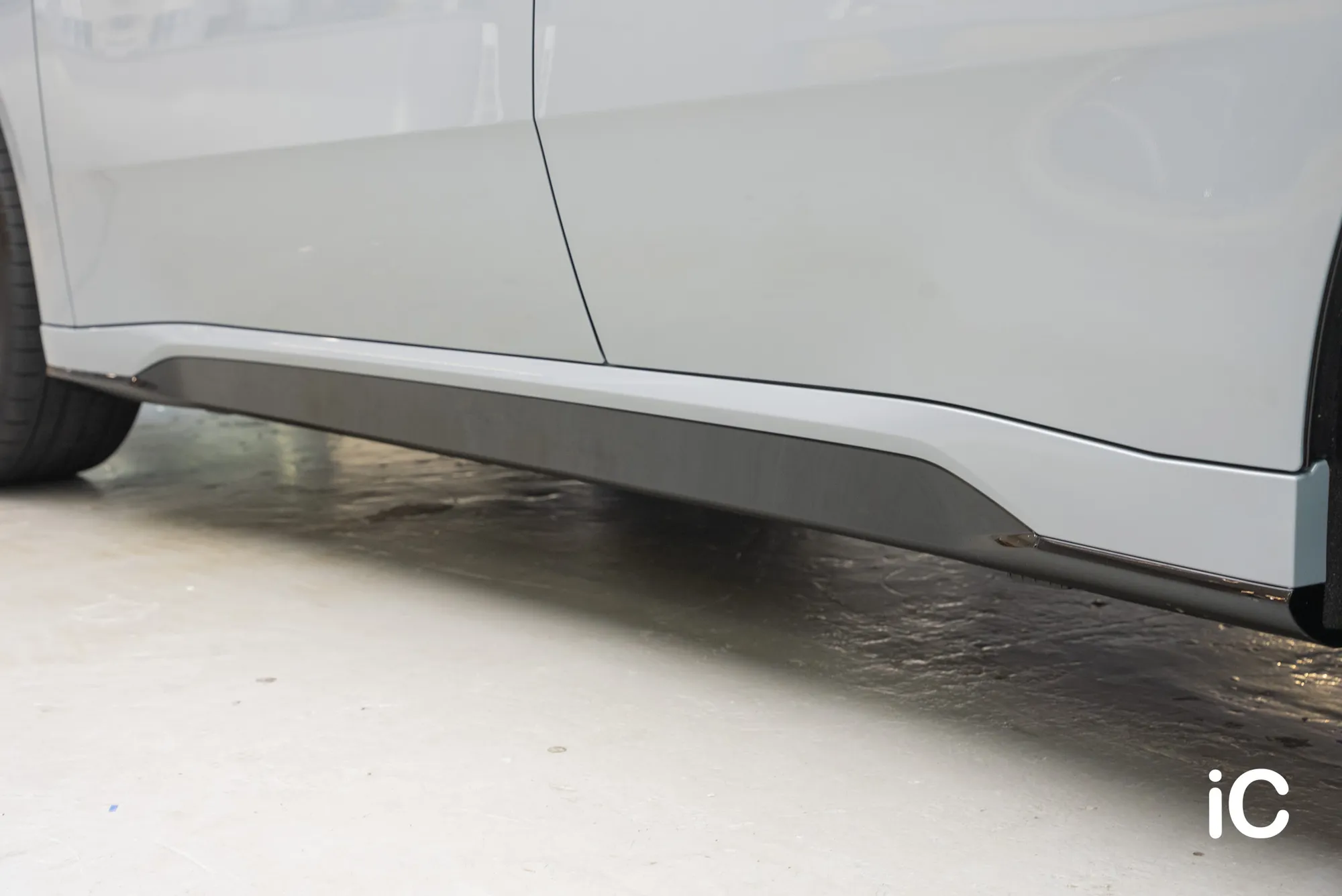 BMW iX3 車側下方的黑色側裙