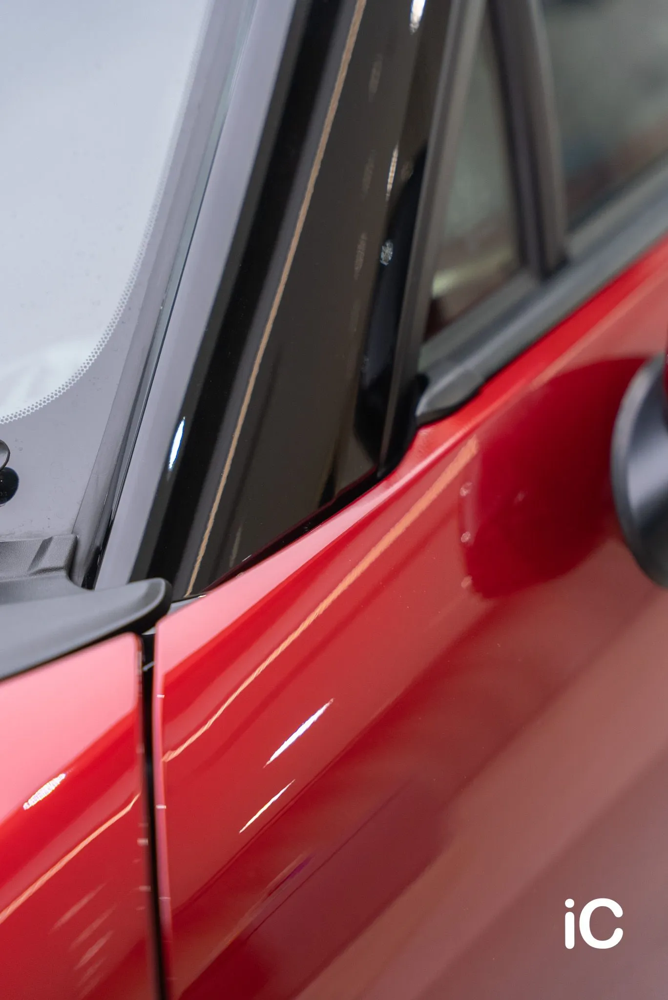 Mazda MX-5 車窗旁紅色車身及黑色飾件