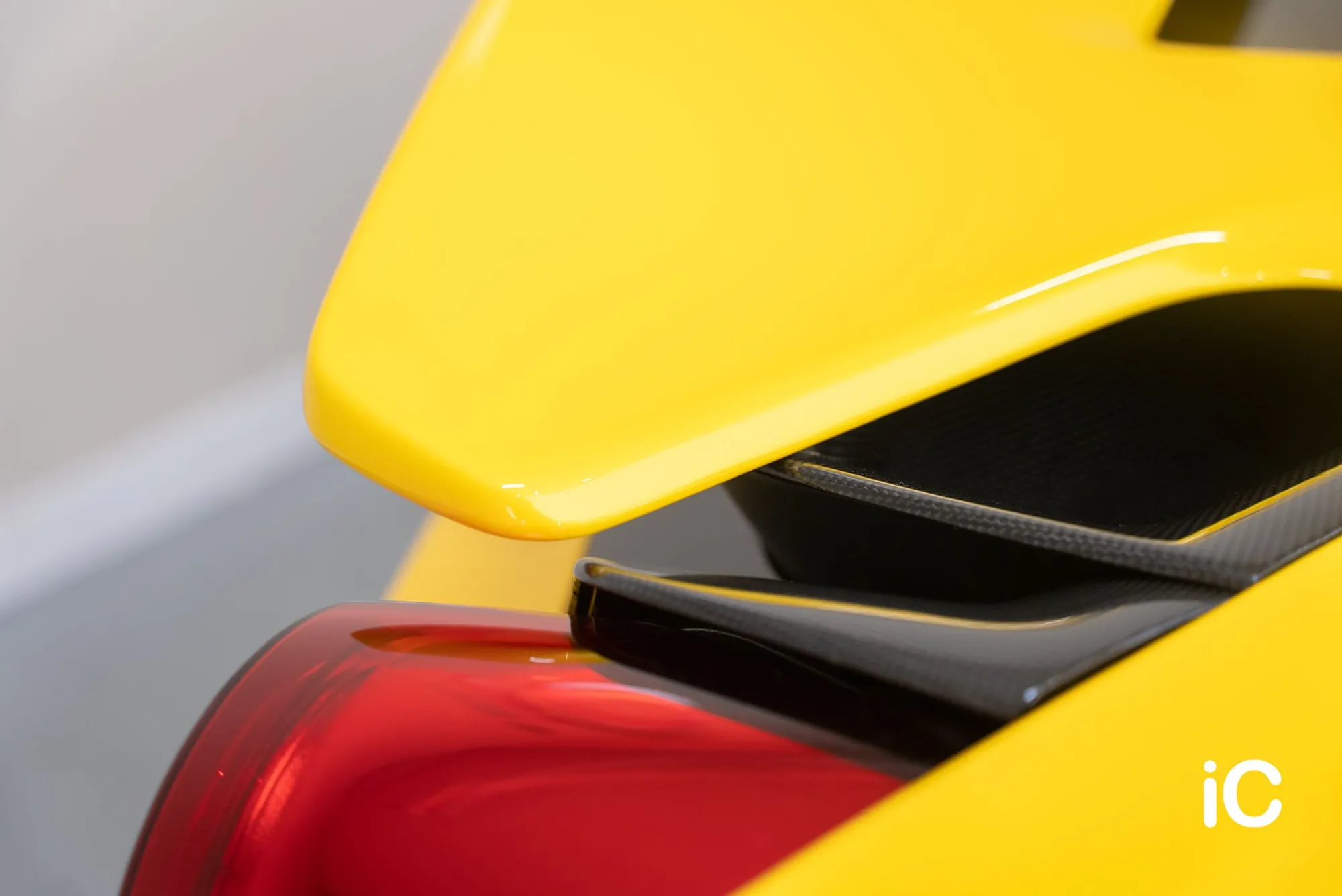 Ferrari 488 尾燈與車尾線條