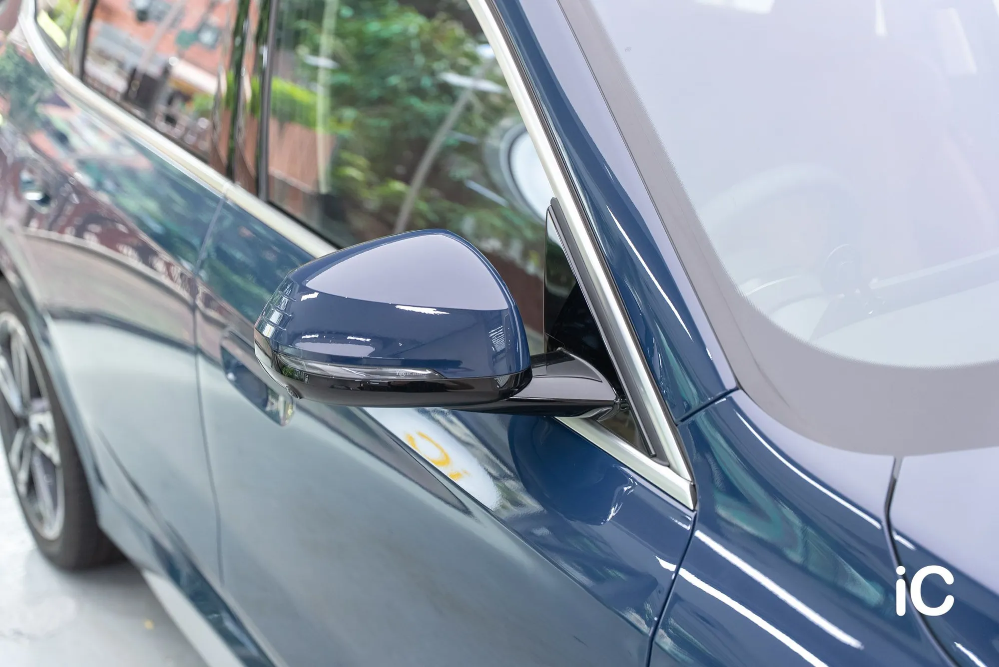 BMW iX1 L 側鏡與車門完成效果