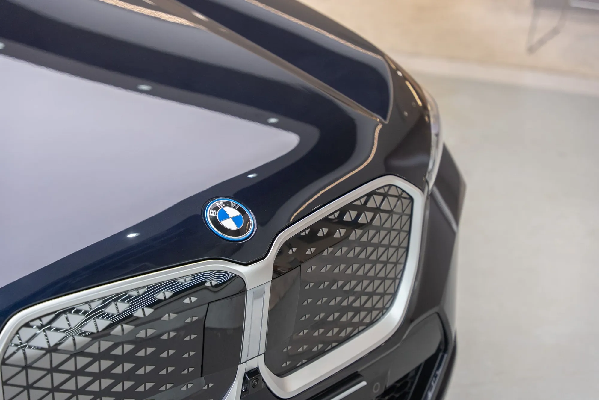 BMW iX1 L 車頭蓋及格柵光澤