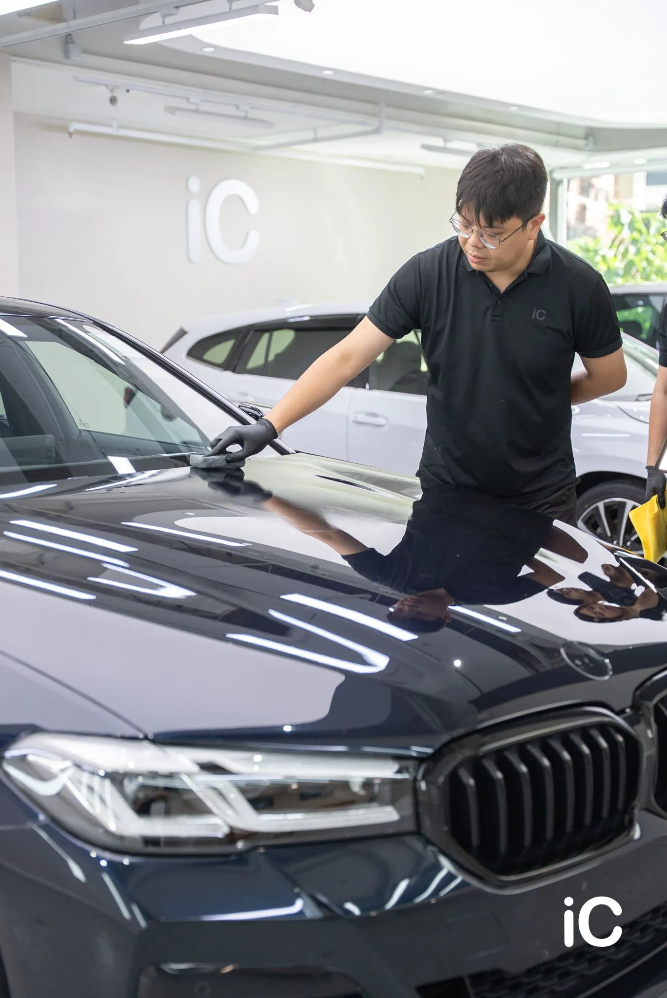 BMW THE 5 工作人員處理車頭冚表面