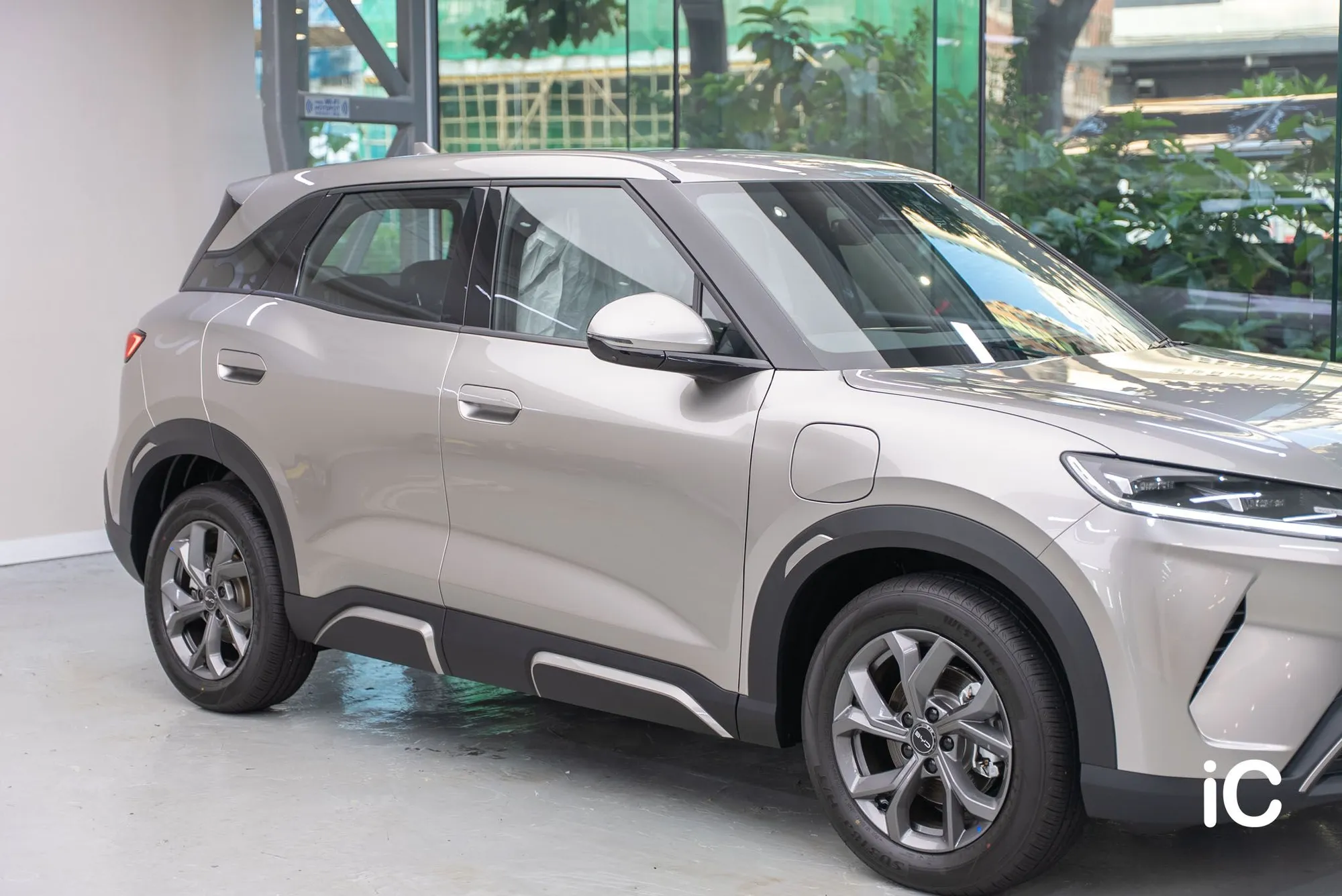 BYD ATTO 2 車頭與車側的銀色車身細節