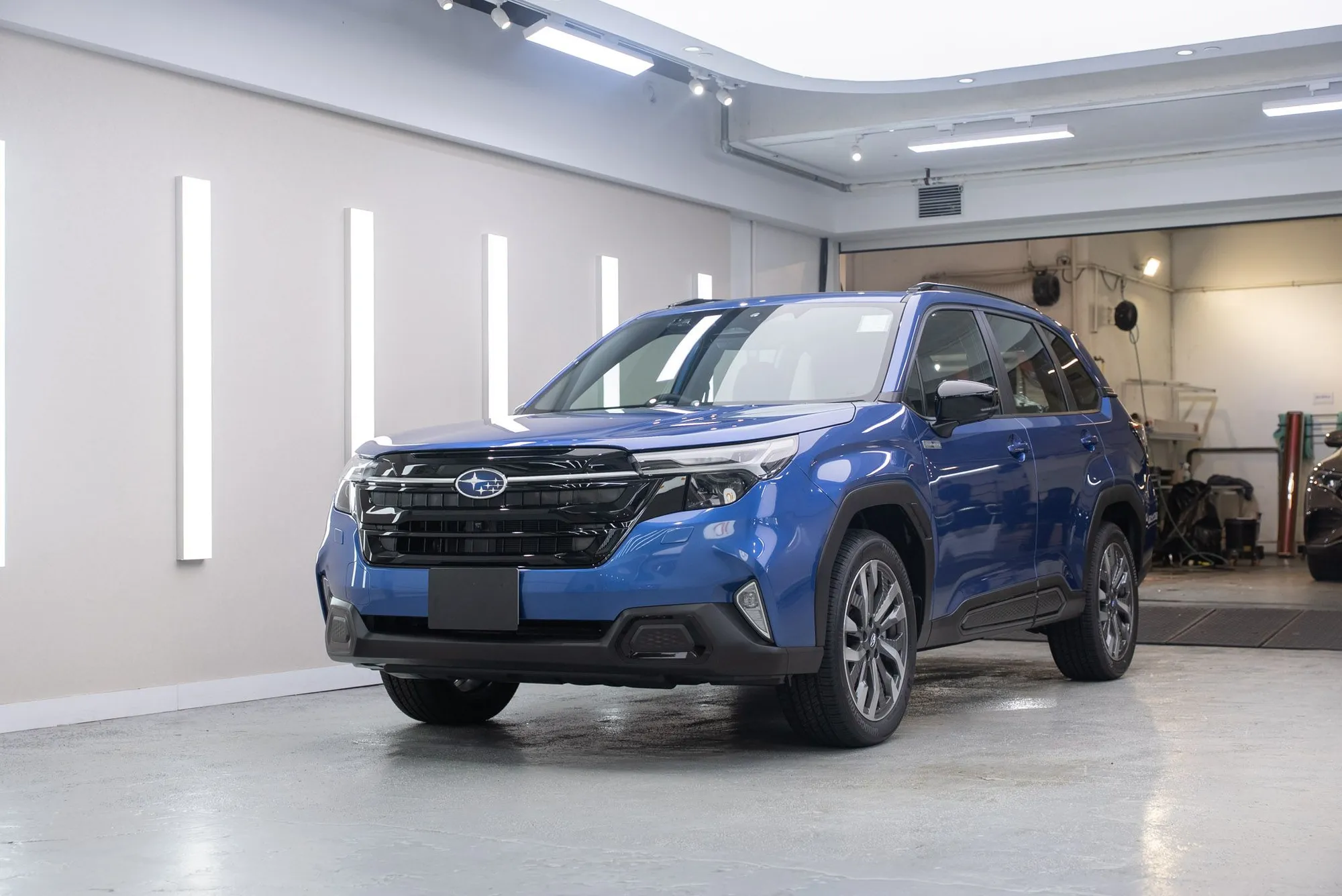 Subaru Forester Daybreak Blue 鍍膜完成後的車頭三分四光澤