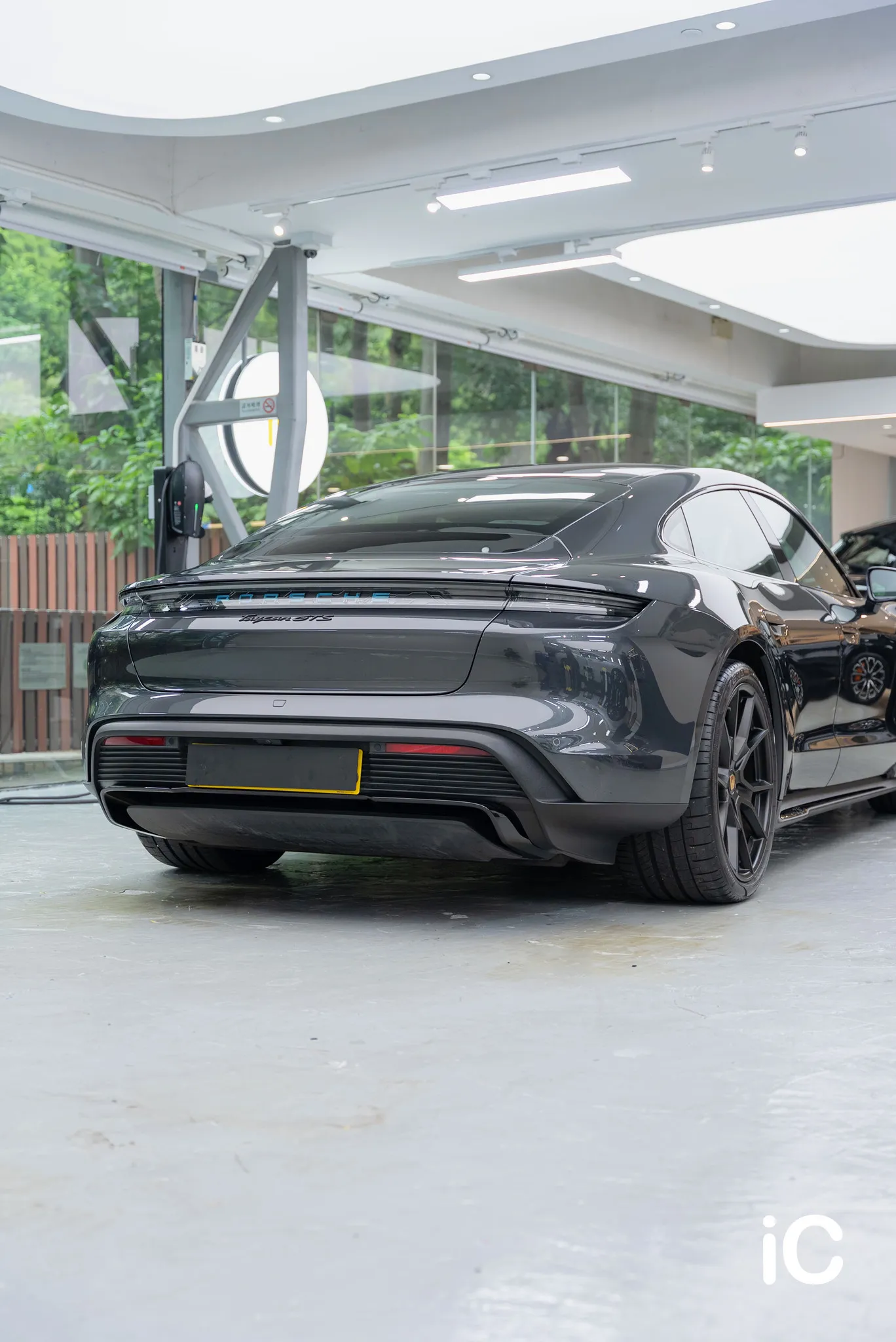 Taycan GTS 車尾的直幅完成外觀