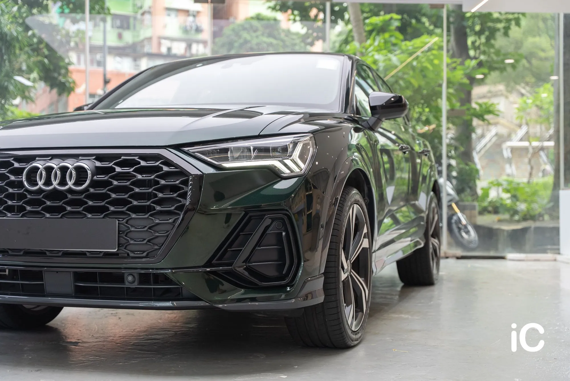Audi Q3 車頭及側面橫幅效果
