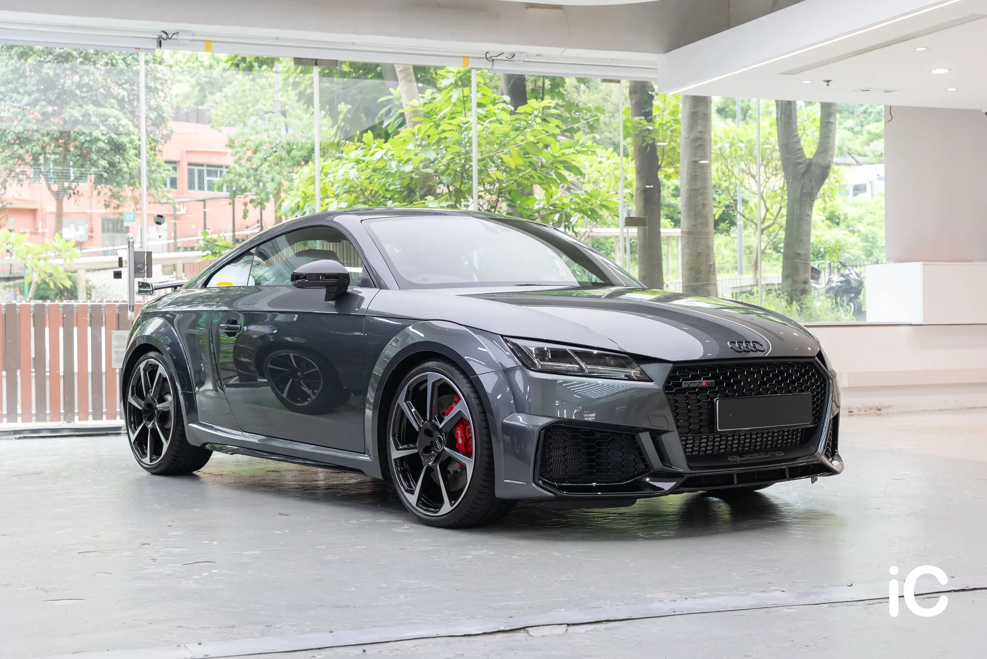 Audi TT RS 的車頭及車側整體完成外觀