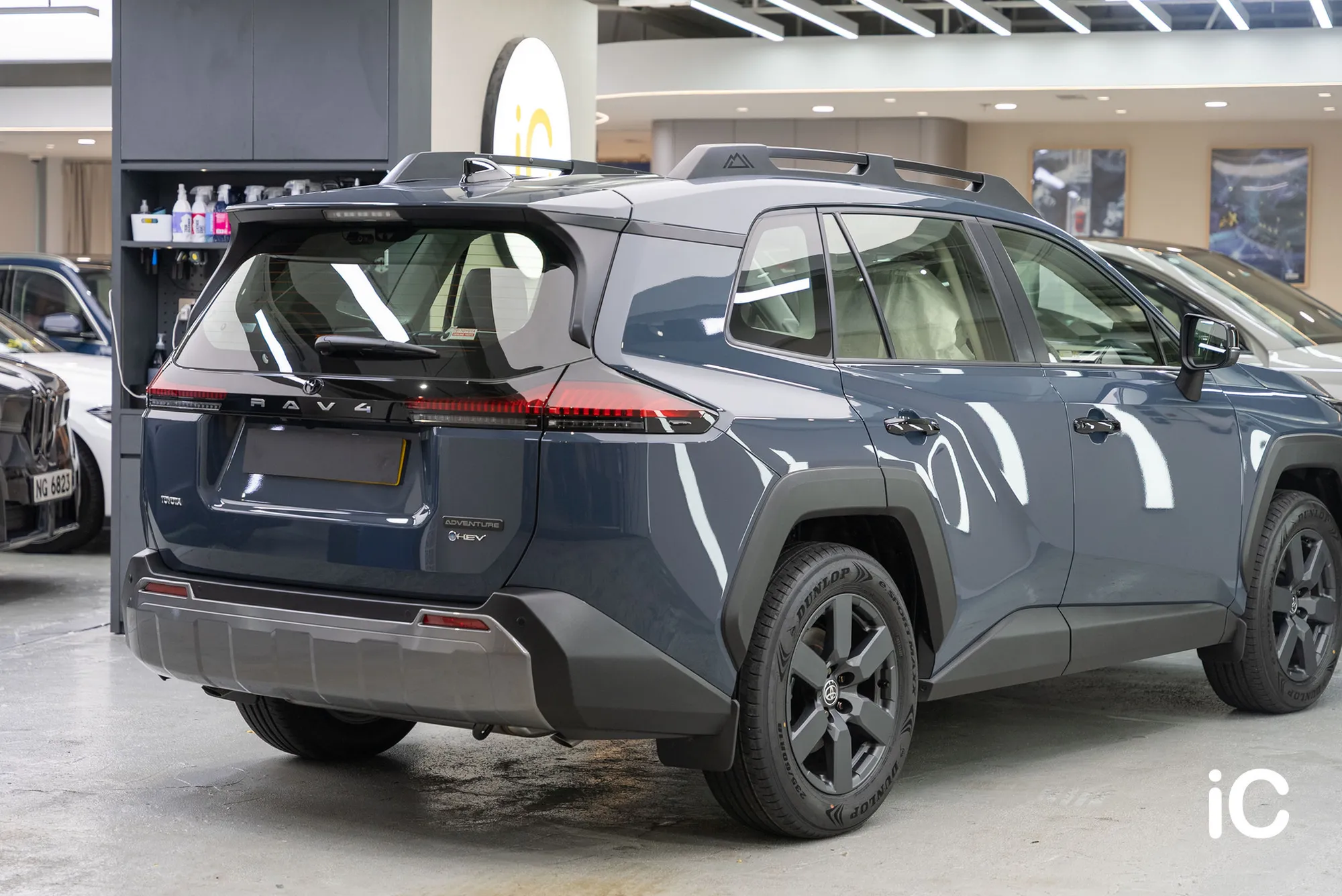 Toyota RAV4 另一側車尾全景，展示車側漆面、尾門及輪眉