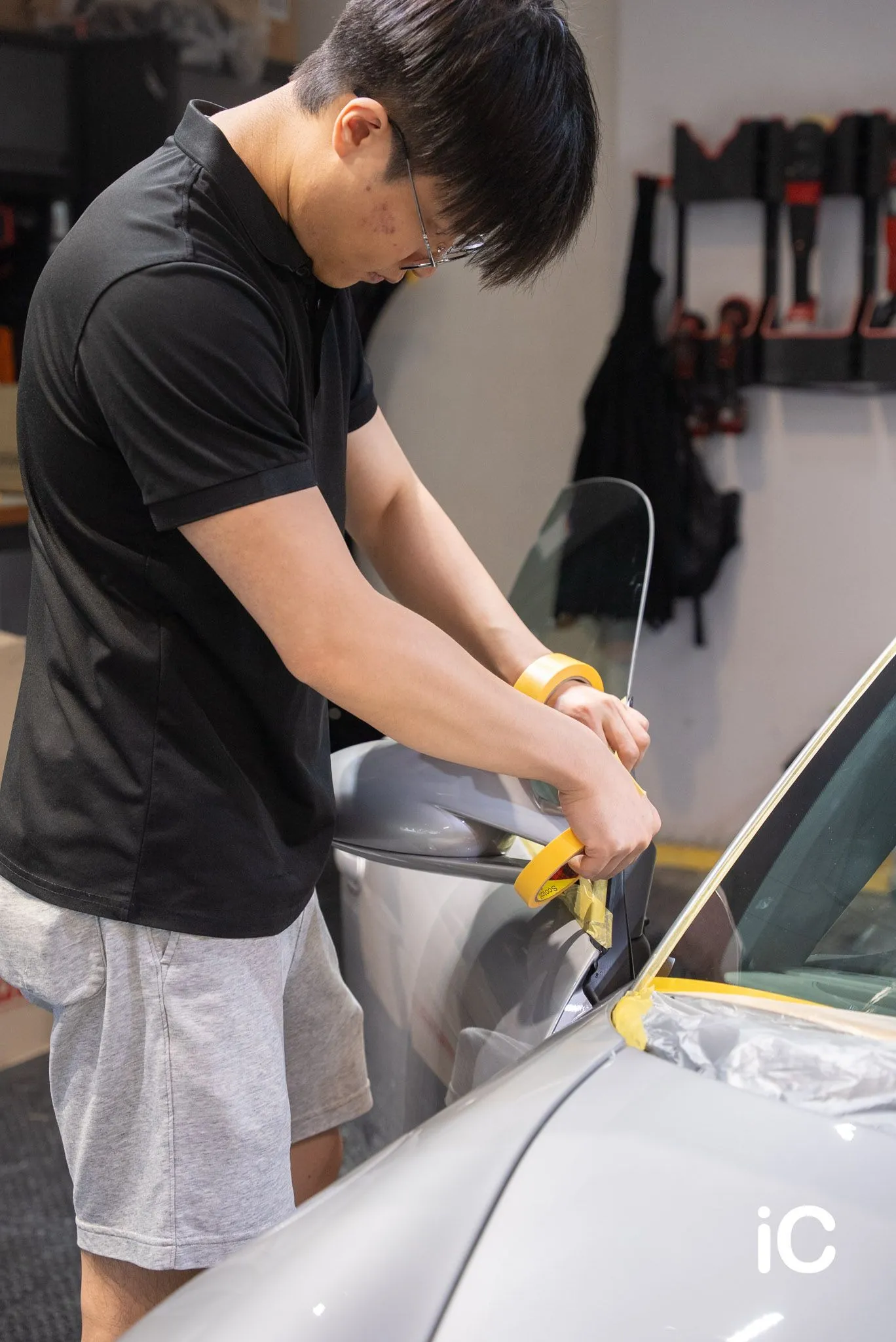 為 Porsche 911 車窗與車身接縫貼上保護膠紙