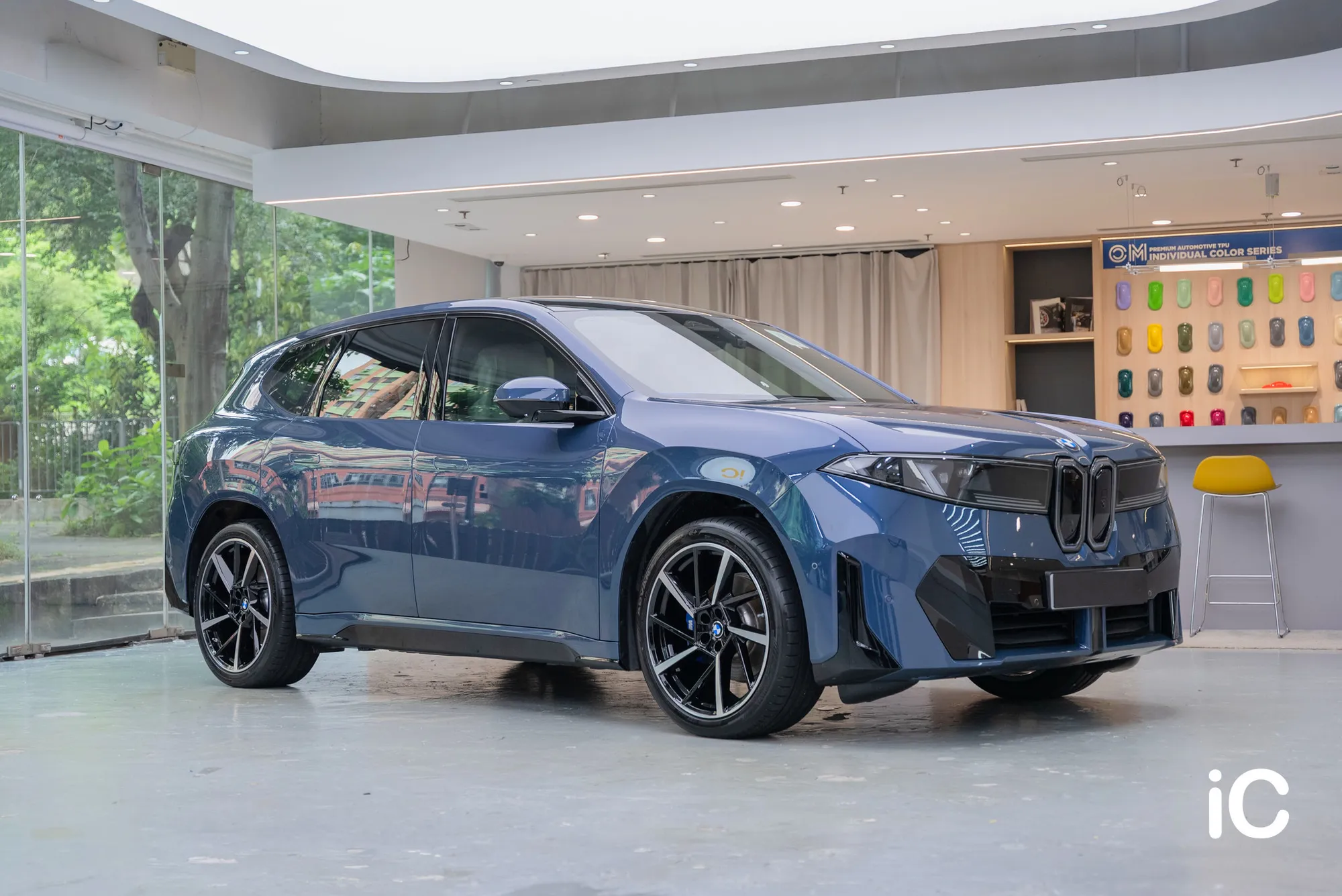 BMW iX3 藍色車身的整體完成效果