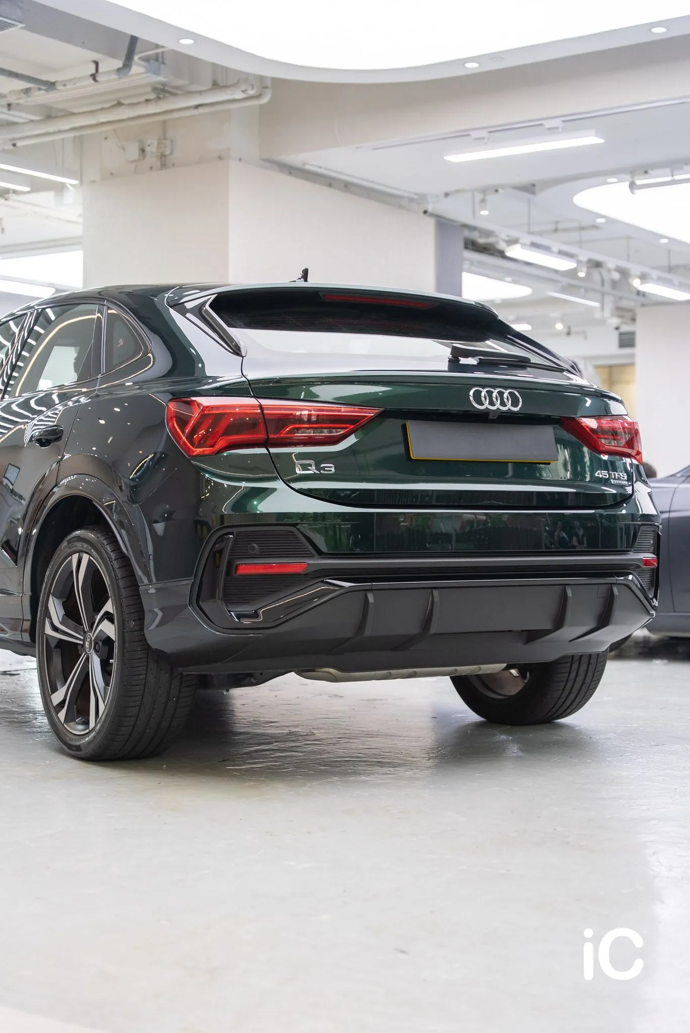 Audi Q3 車尾三分四角度全景