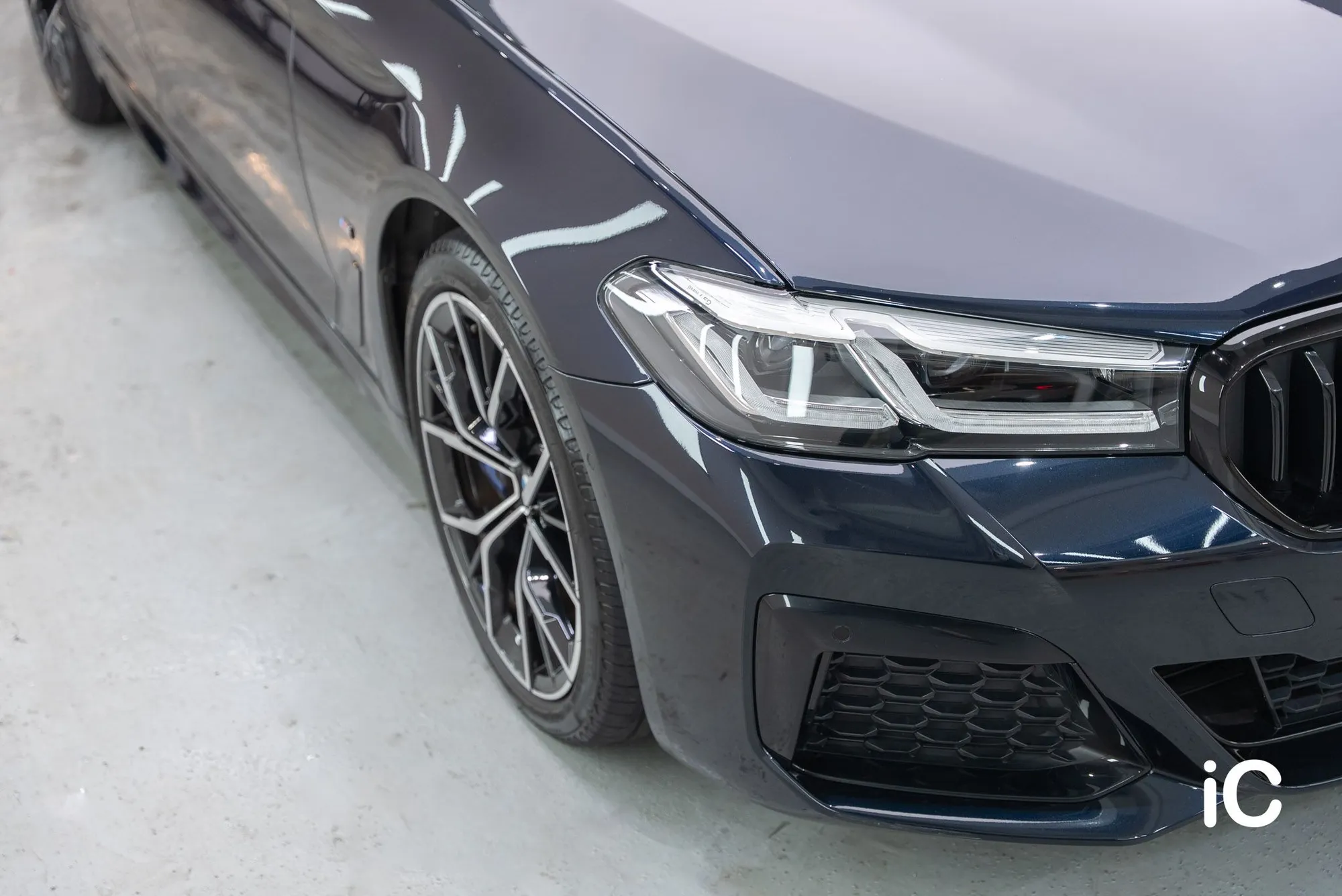 BMW THE 5 另一側頭燈與車頭冚俯角