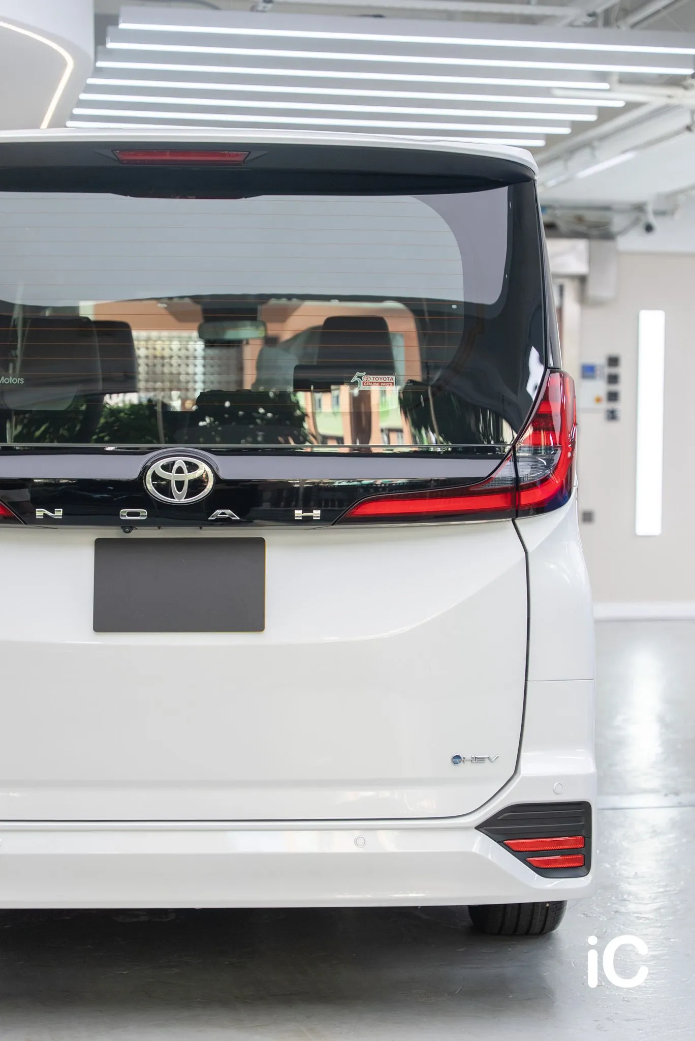 Toyota NOAH White Pearl 完成 GYEON PPF 後的正面車尾效果