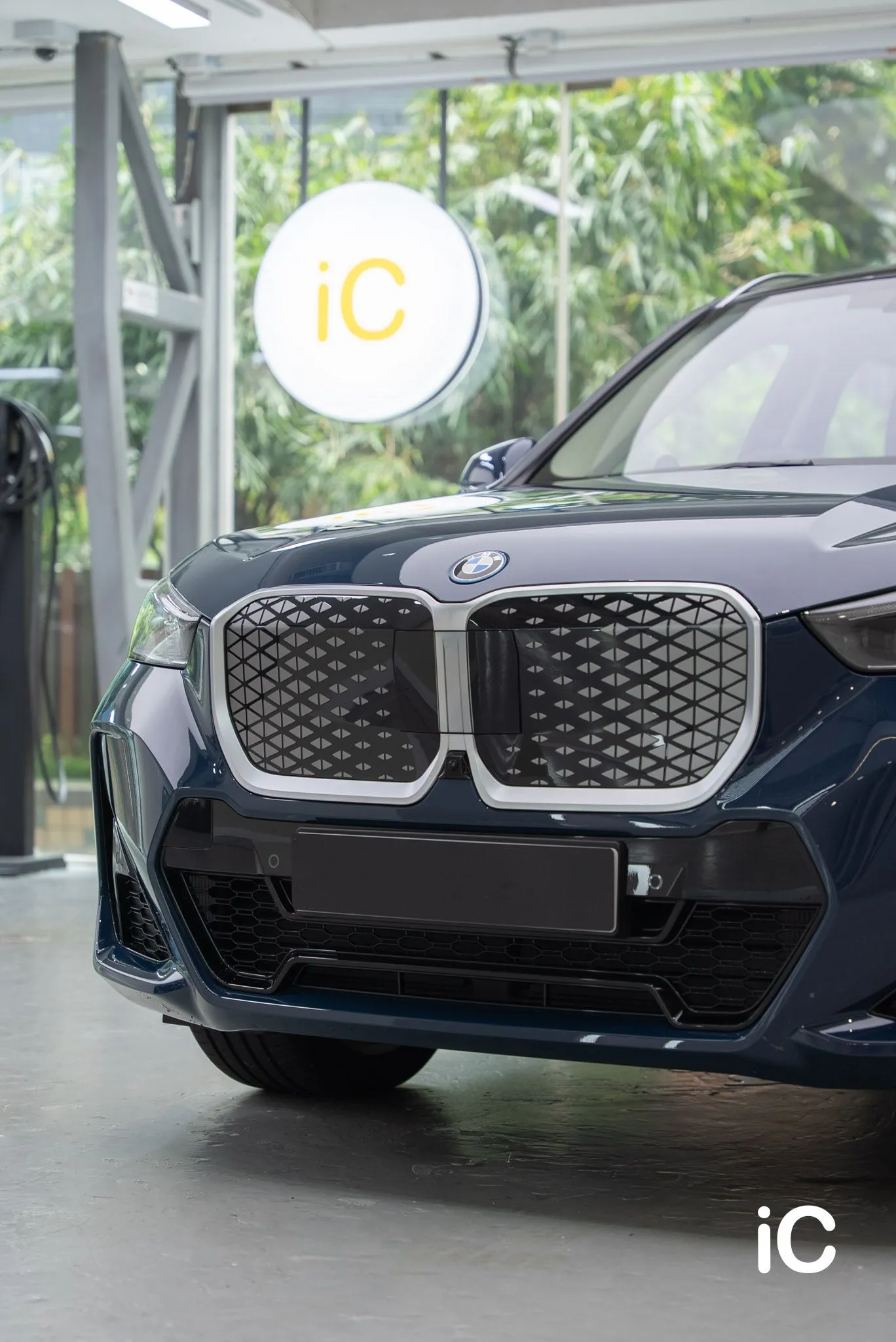 BMW iX1 L 車頭鬼面罩與藍色漆面完成效果