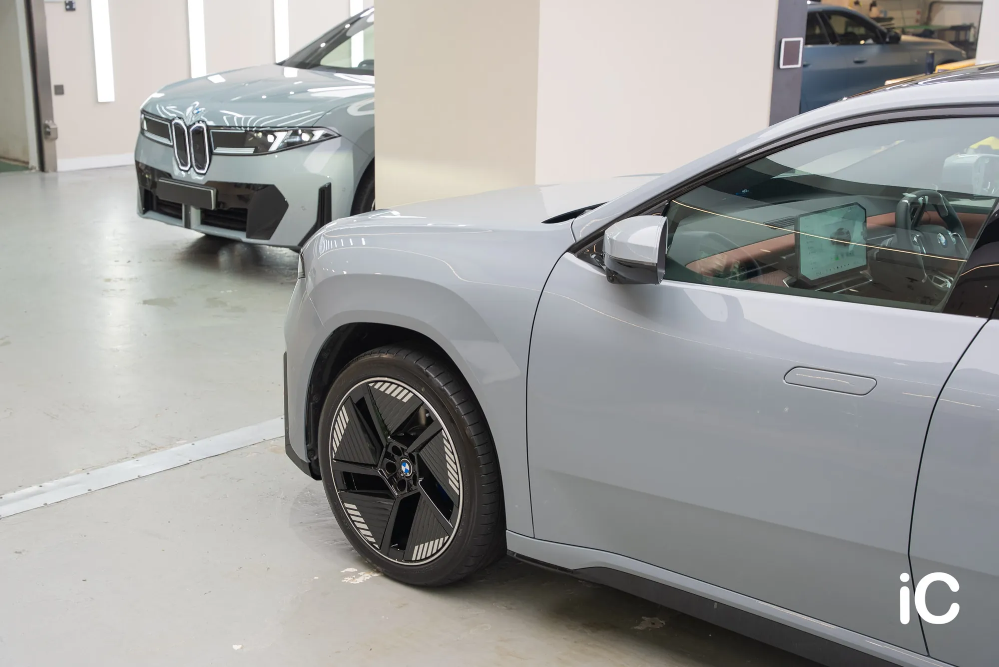 兩部 Brooklyn Grey BMW iX3 在店內的完成外觀