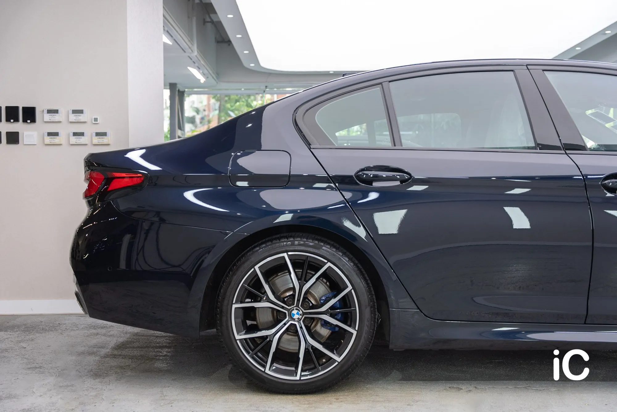 BMW THE 5 後輪與後車門側面