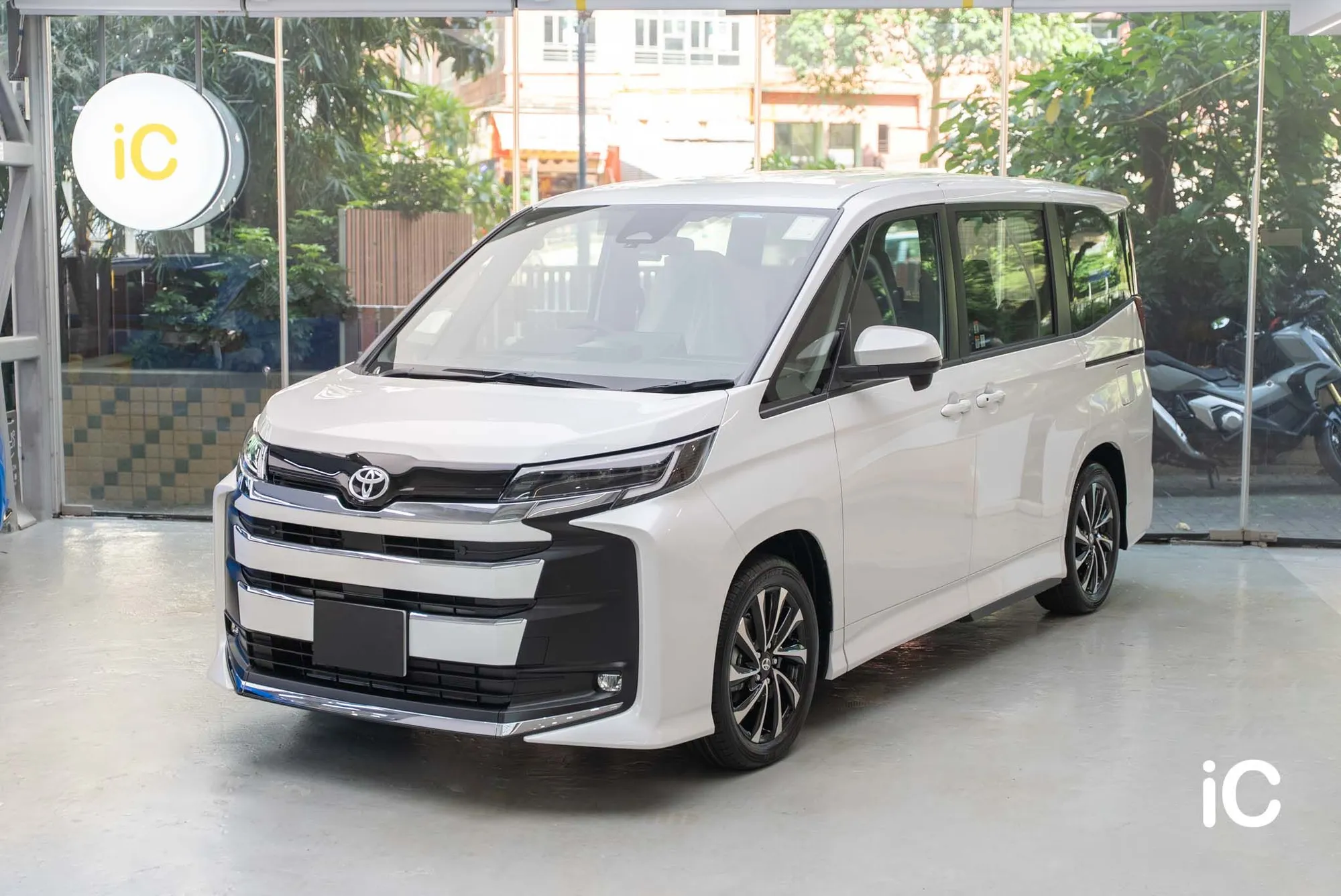Toyota NOAH White Pearl 完成 GYEON PPF 後的前方三分四整車觀感