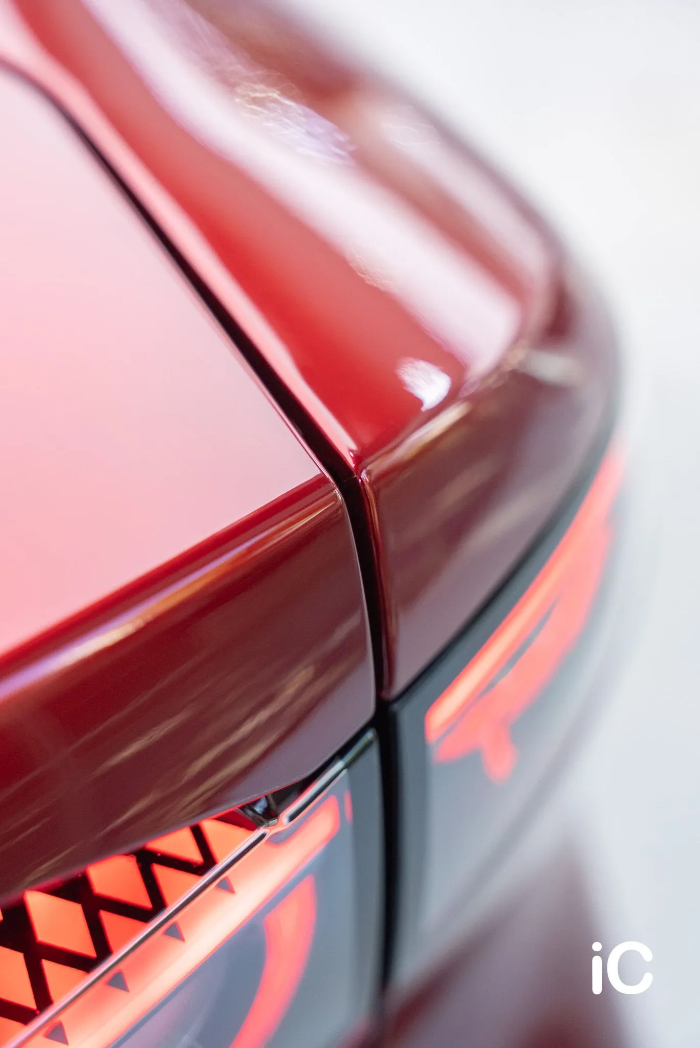 Mazda 6e 尾燈旁紅色部件的邊角完成細節