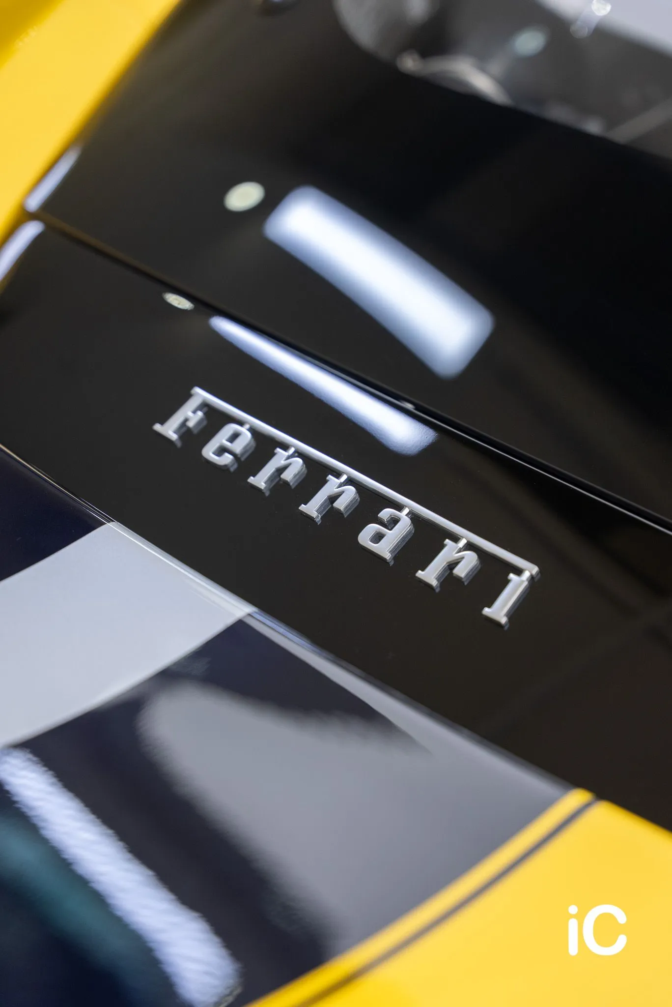 Ferrari 488 碳纖件與 Ferrari 標誌