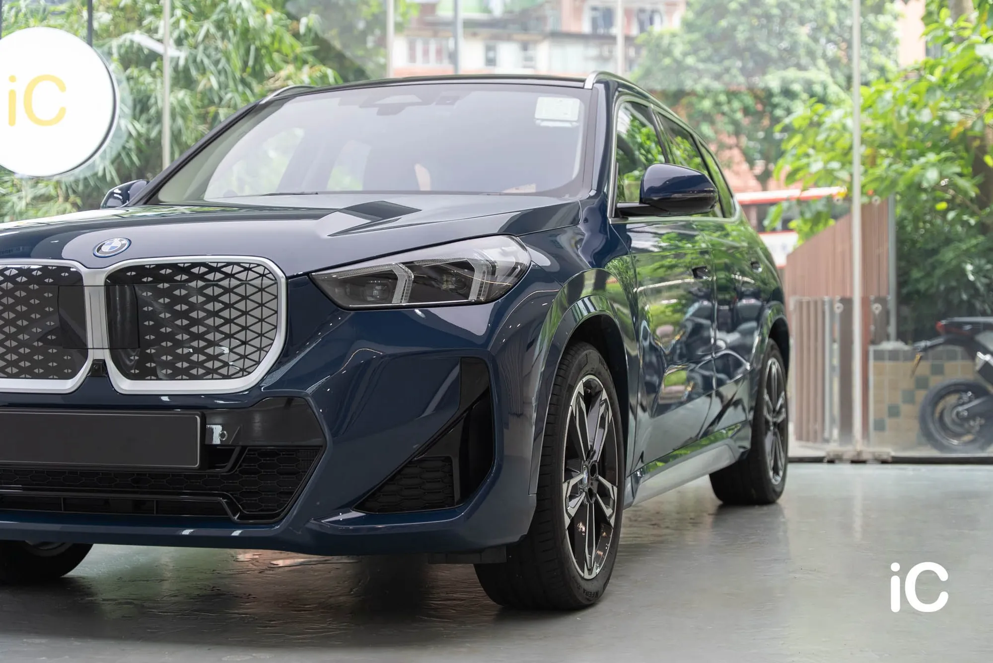 BMW iX1 L 藍色車身前方斜側完成效果