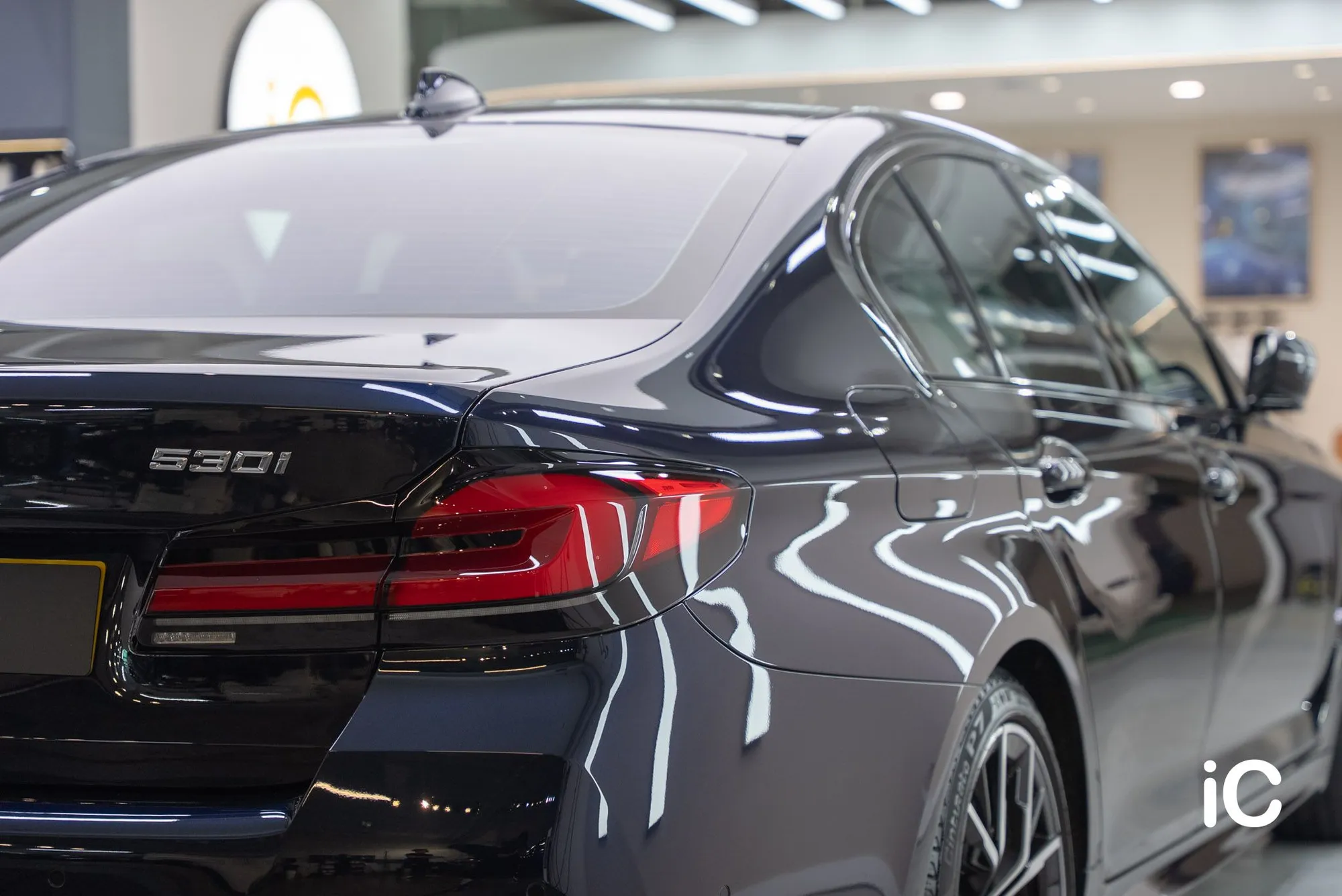 BMW THE 5 尾燈與後側窗近照