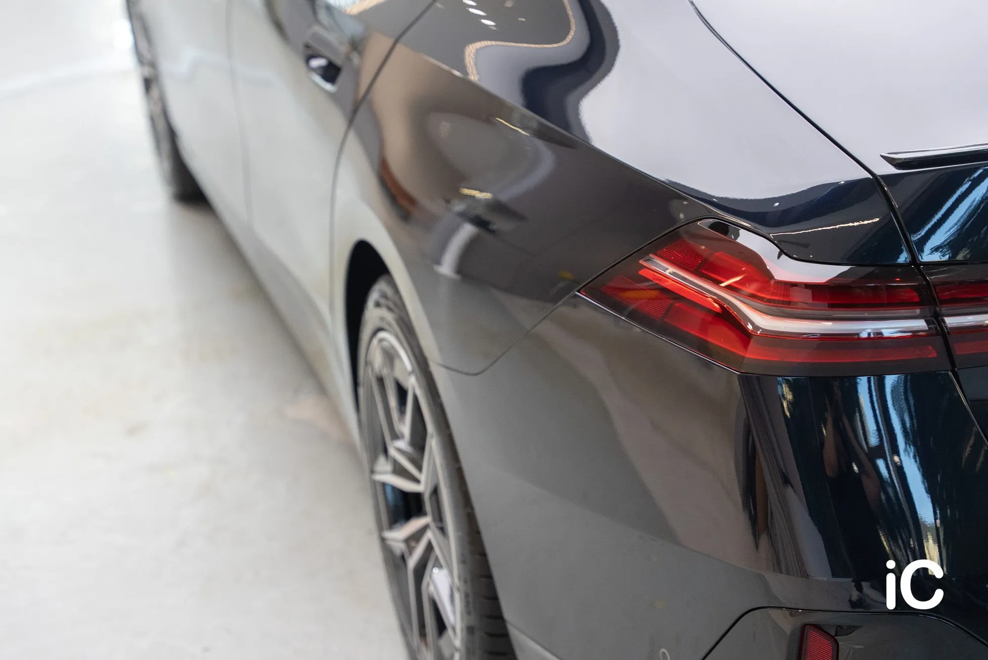 BMW THE 5 完成施工後的尾燈與後沙板漆面