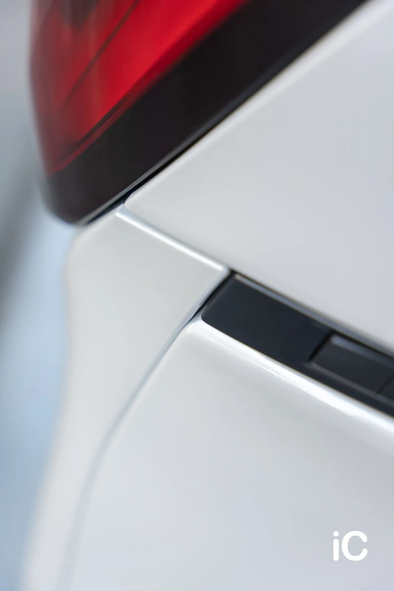 Toyota NOAH White Pearl 尾燈旁白色車身的完成細節