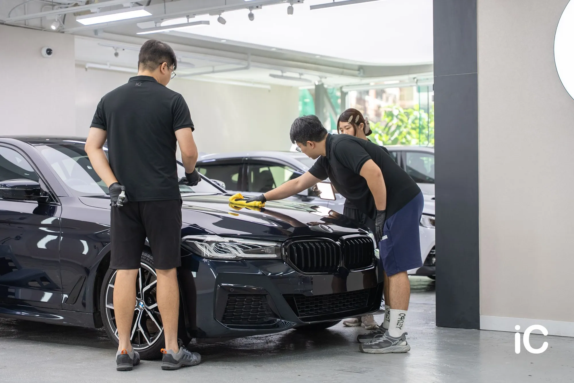 BMW THE 5 工作人員整理車頭漆面