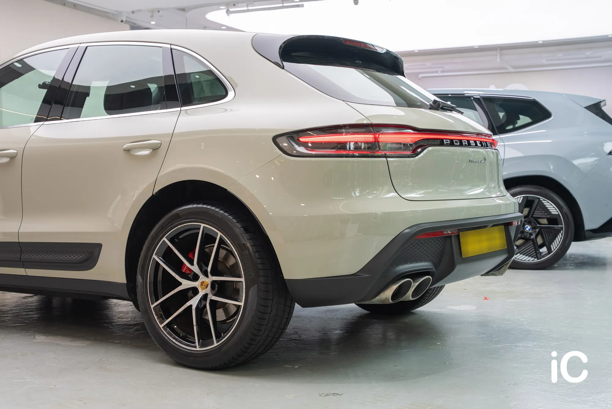 Macan S 車尾與車側的 Crayon 色調
