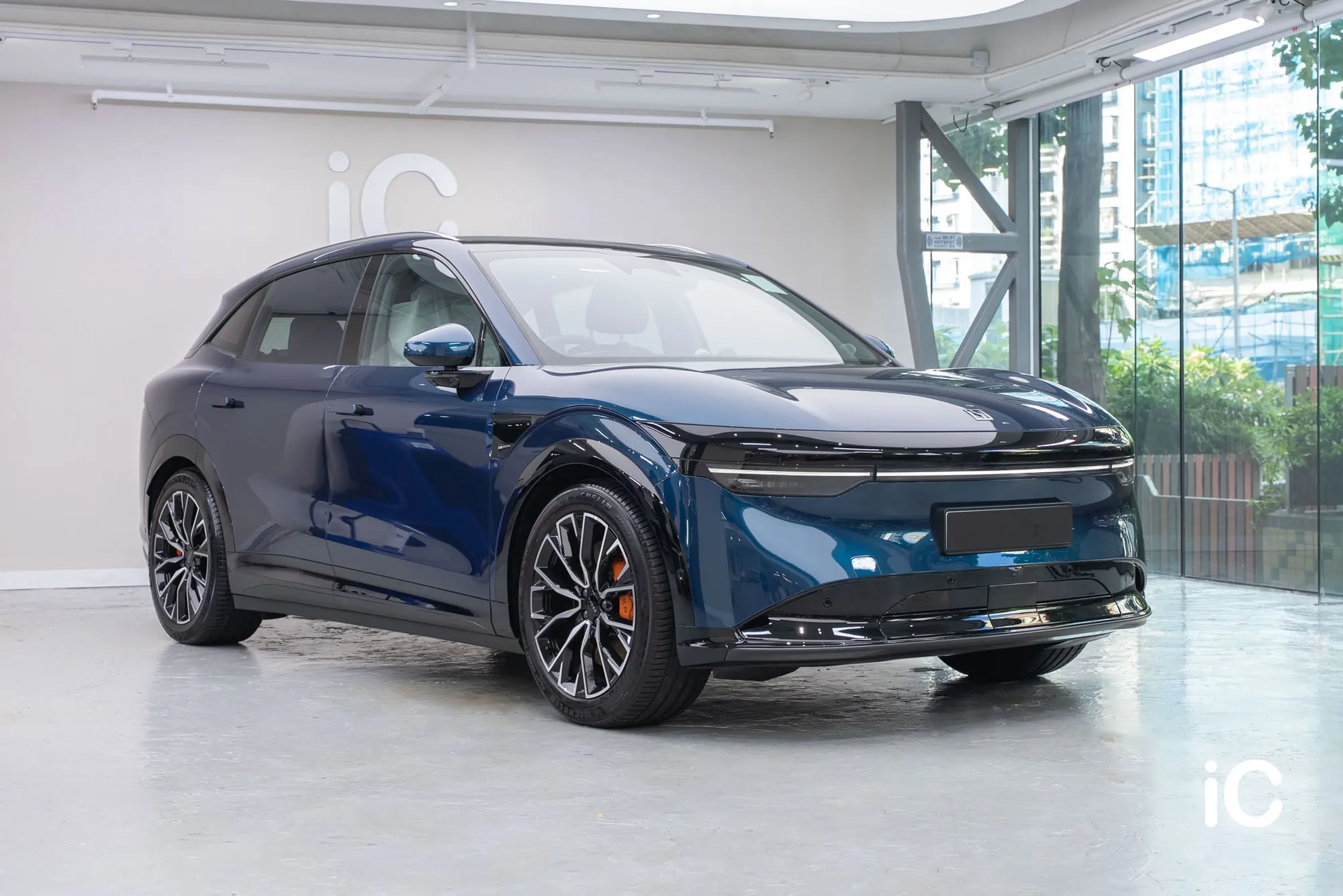 ZEEKR 7X 藍色車身車頭斜側全景