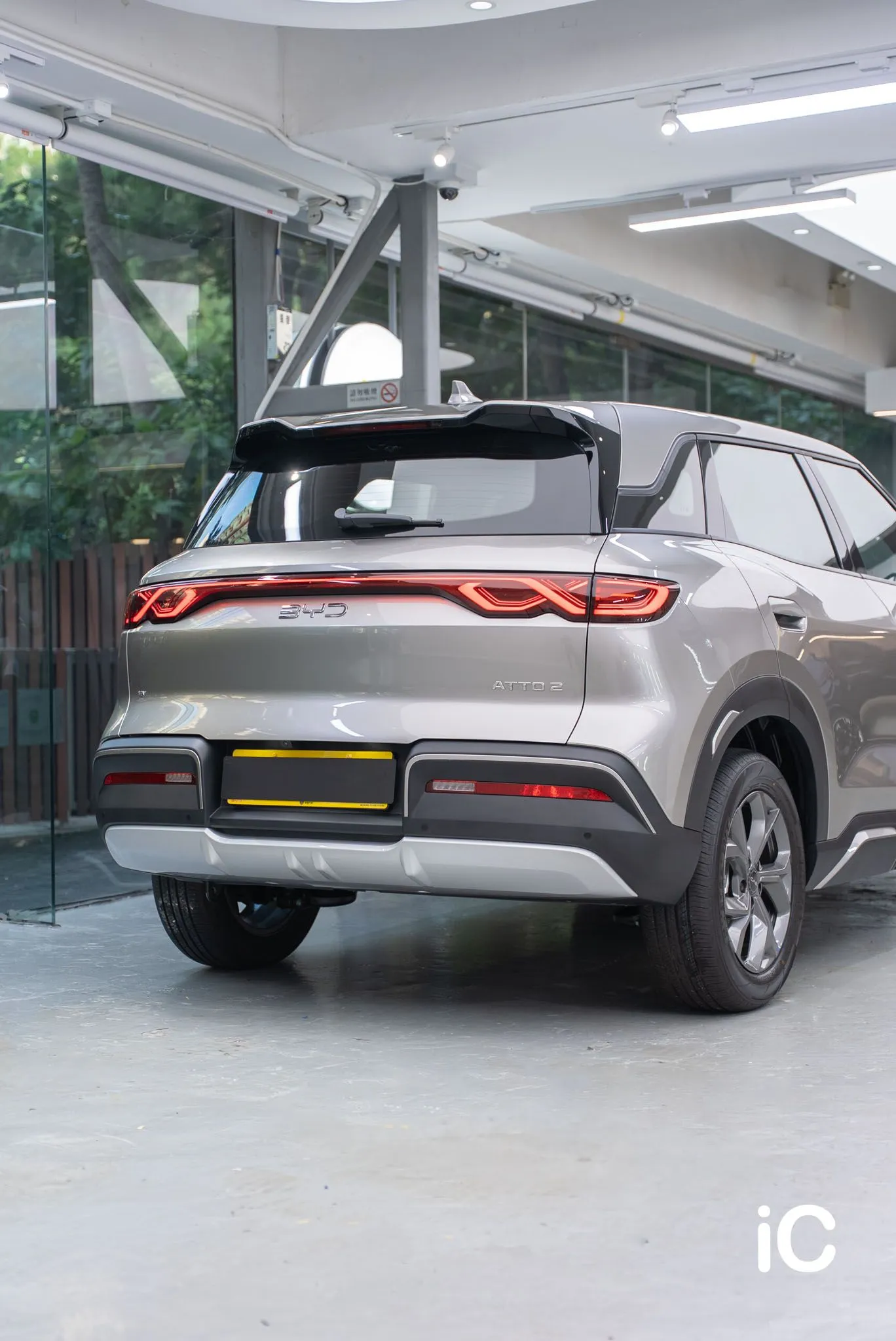 BYD ATTO 2 銀色車尾的三分四角度