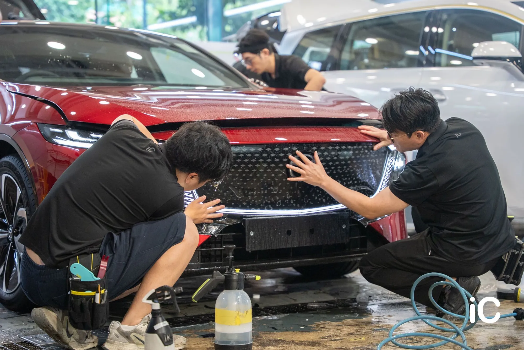 同事配合貼合 Mazda 6e 鬼面罩上的透明 PPF