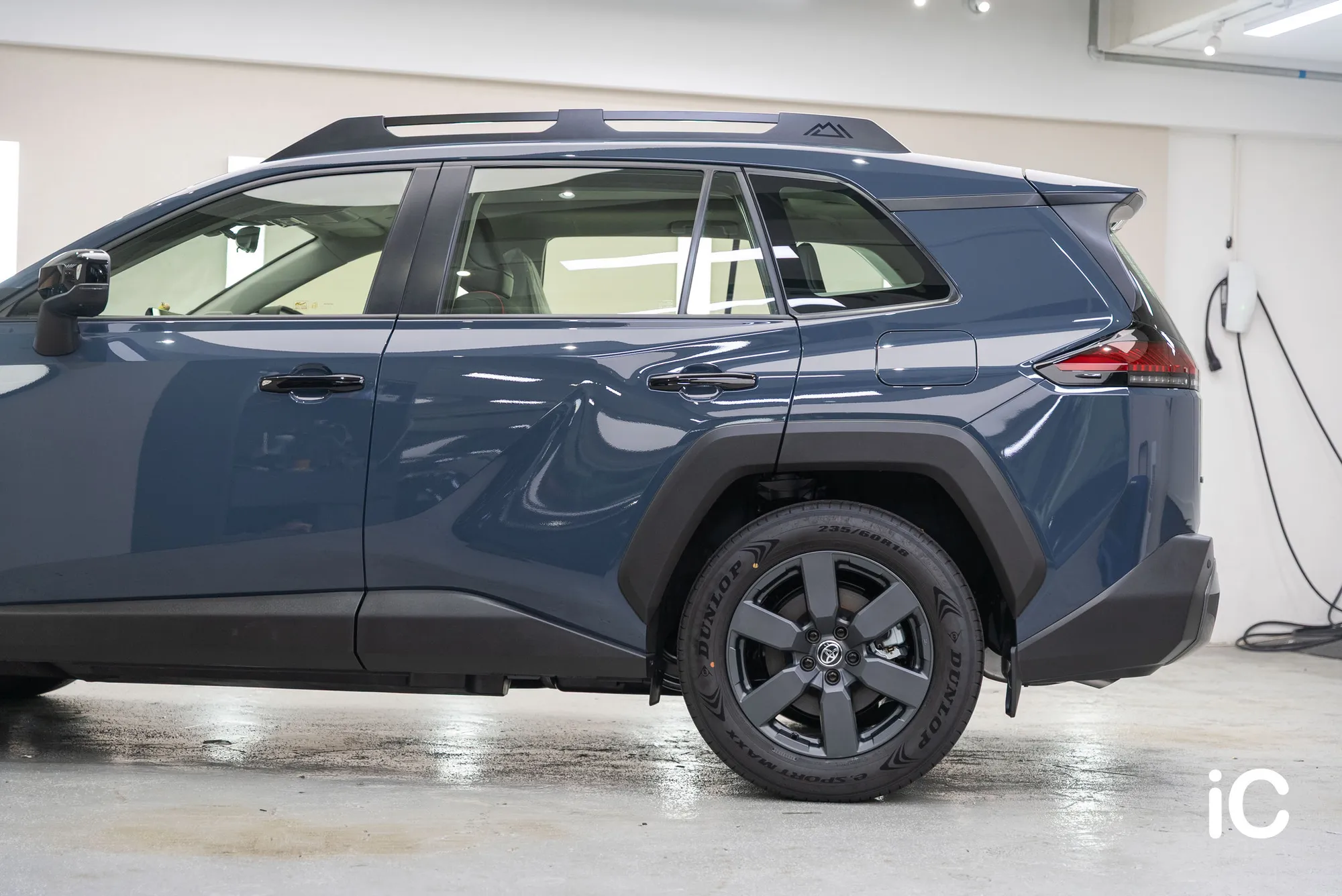 RAV4 車側完成效果，展示後車門、後輪眉及下方黑膠飾件