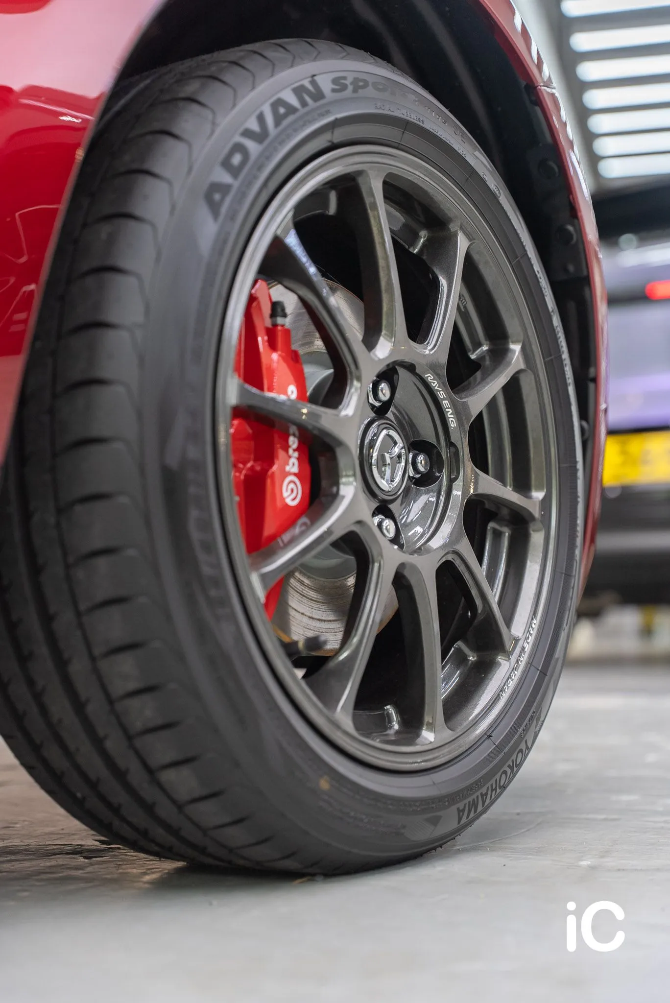 Mazda MX-5 輪圈與紅色煞車卡鉗
