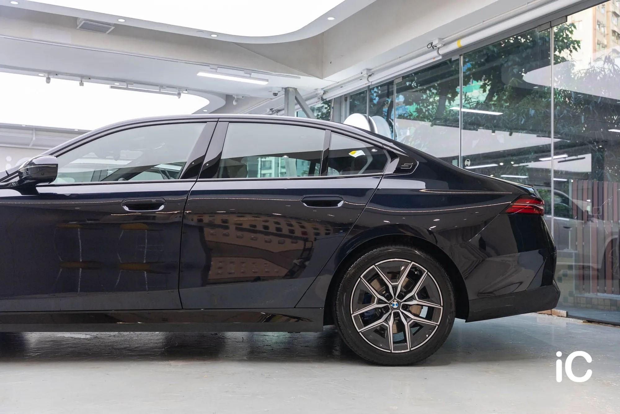 BMW THE 5 完成施工後的車側及後半部外觀