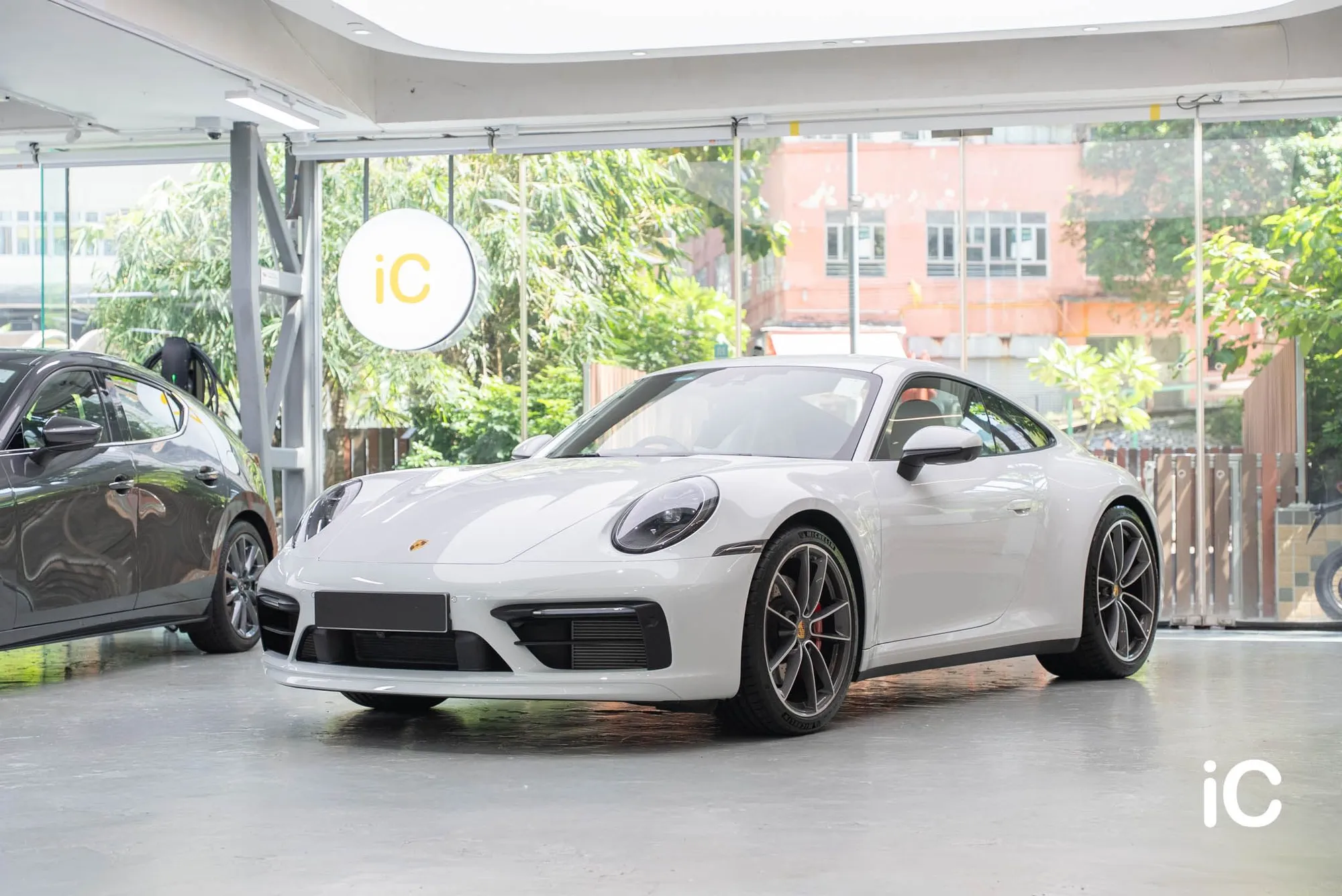 白色 Porsche 911 車頭及車側完成效果
