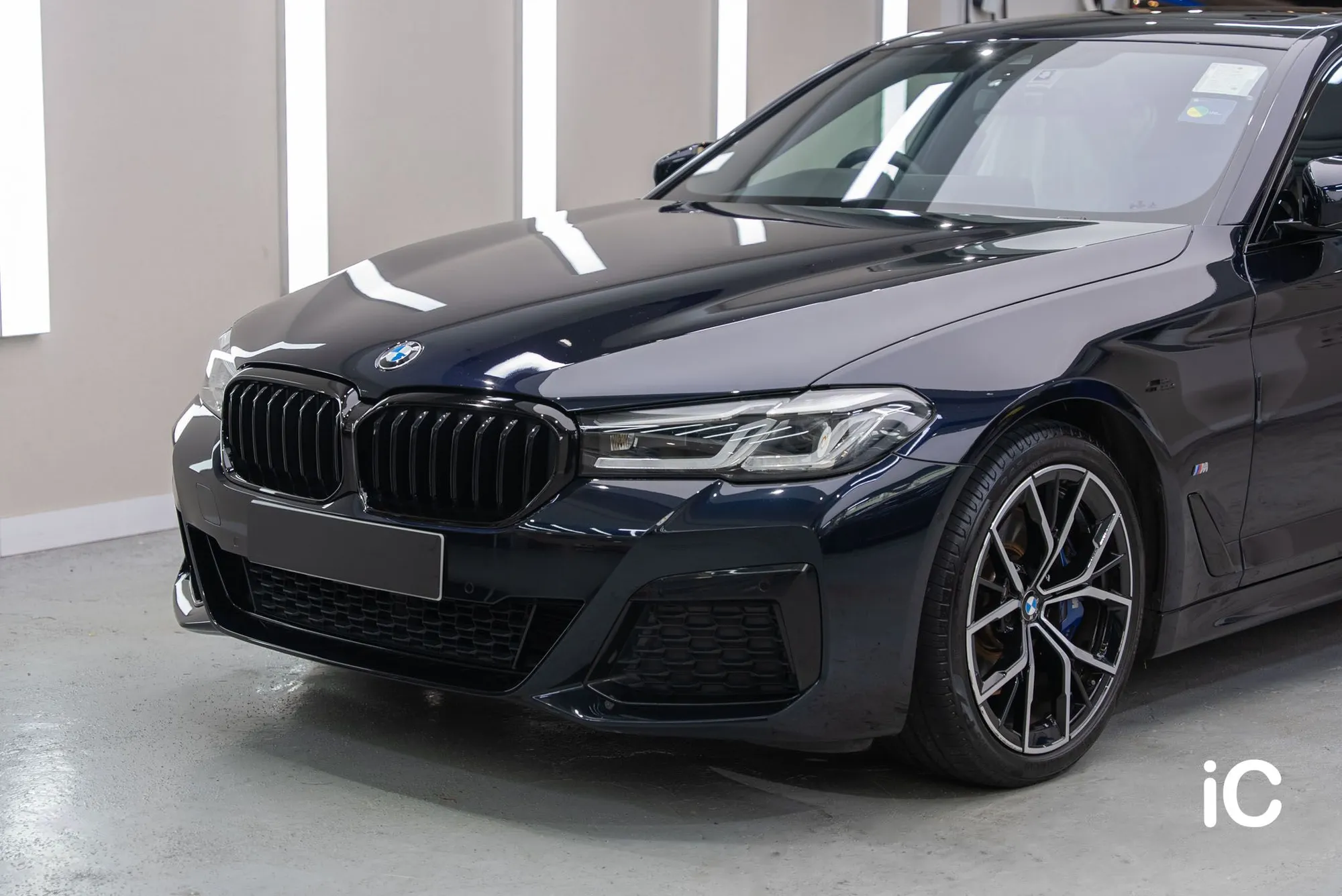 BMW THE 5 另一側車頭三分四角度