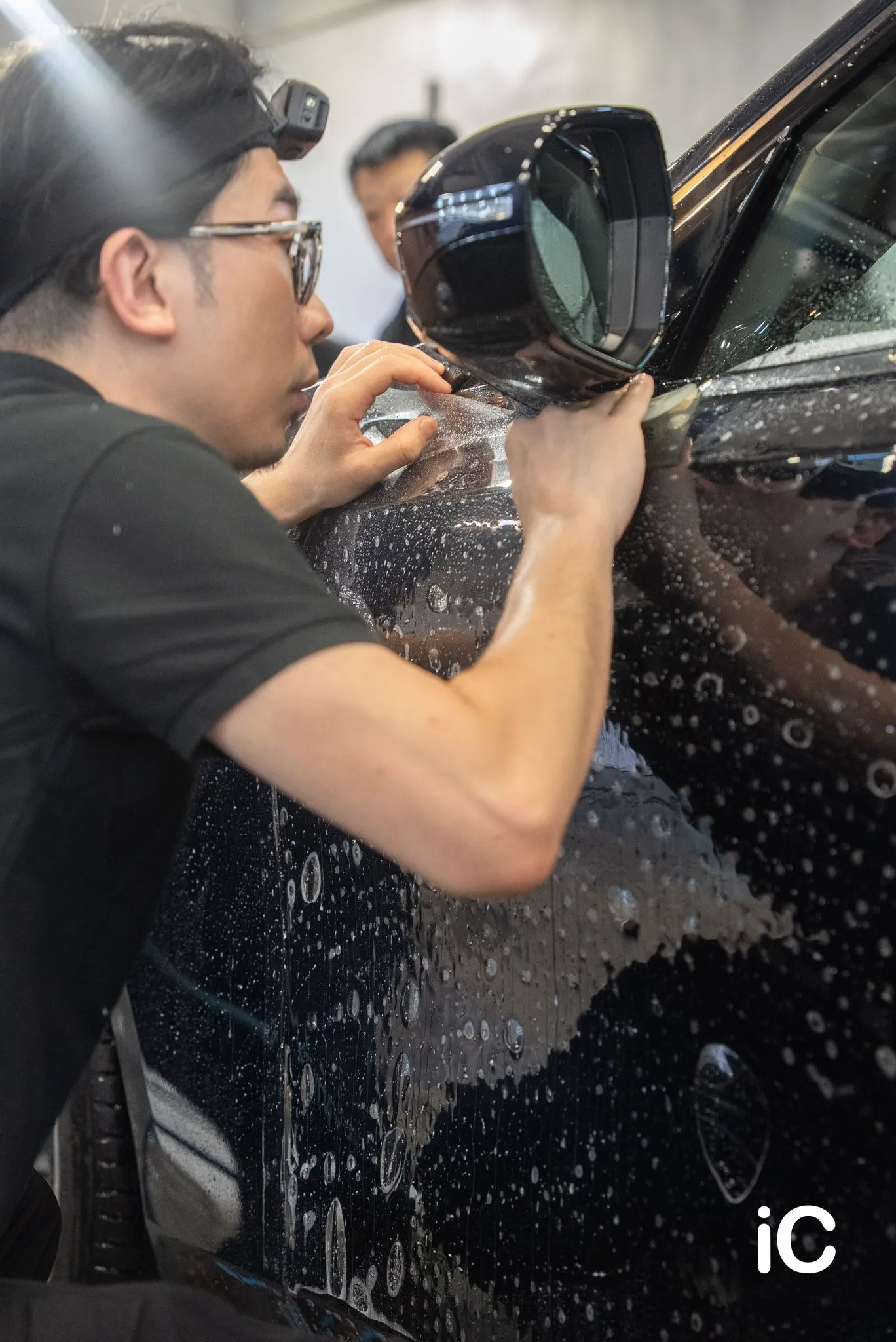 BMW THE 5 側鏡底部附近的貼膜施工