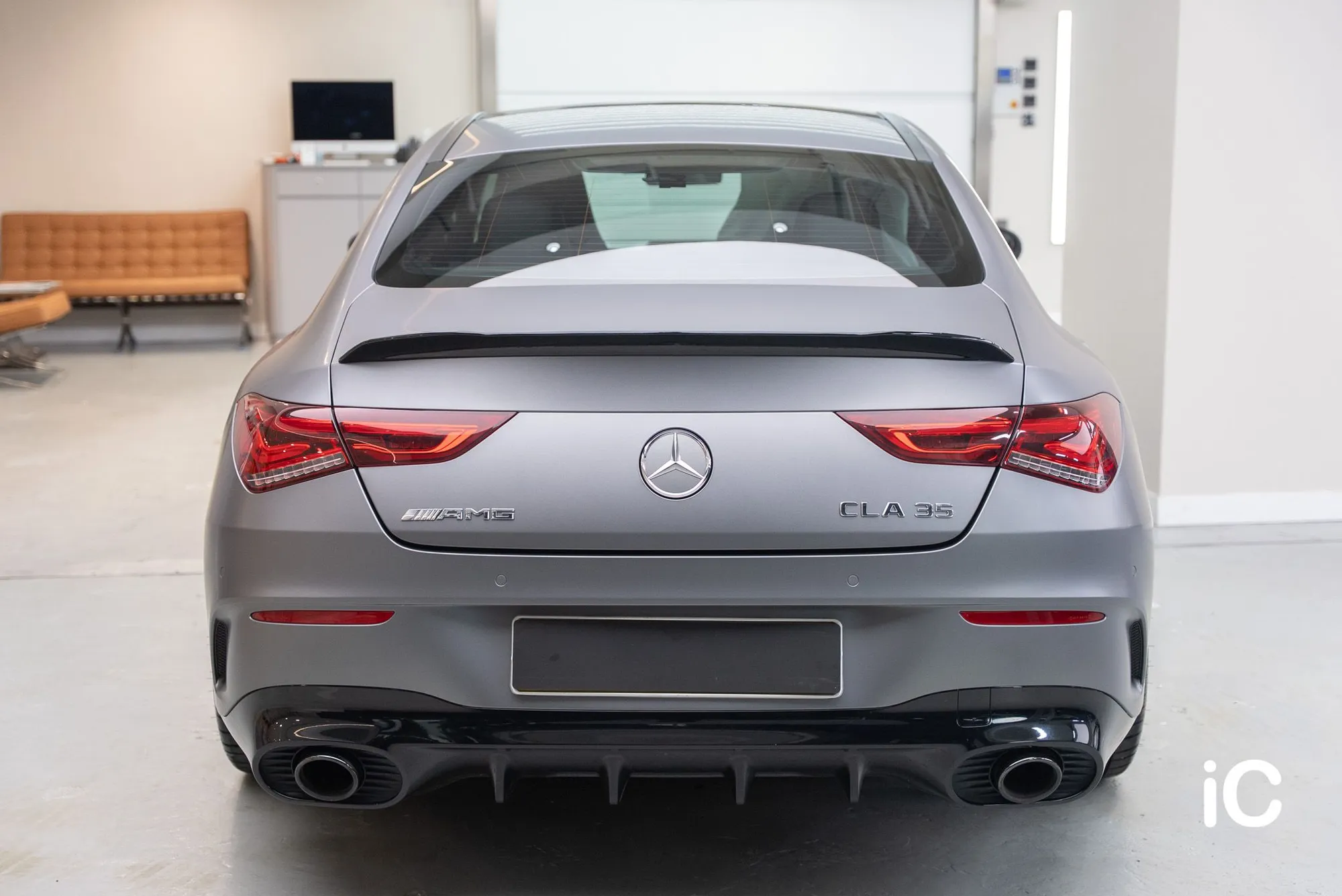 Mercedes-Benz CLA 完成貼膜後的車尾正面