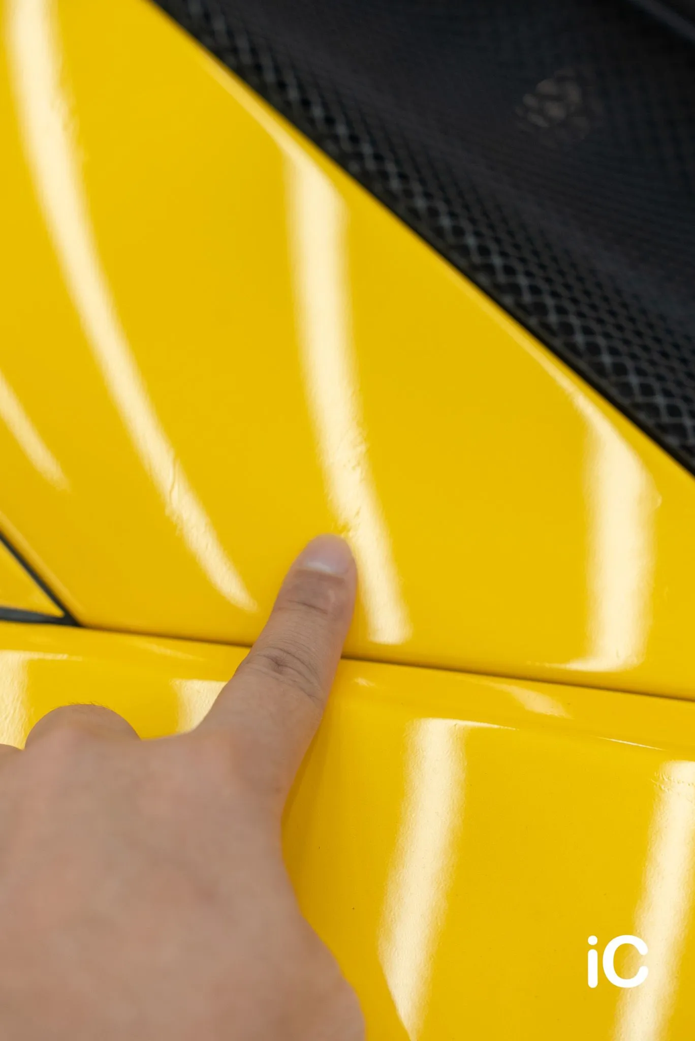 Ferrari 488 指向黃色漆面旁的舊膜狀態