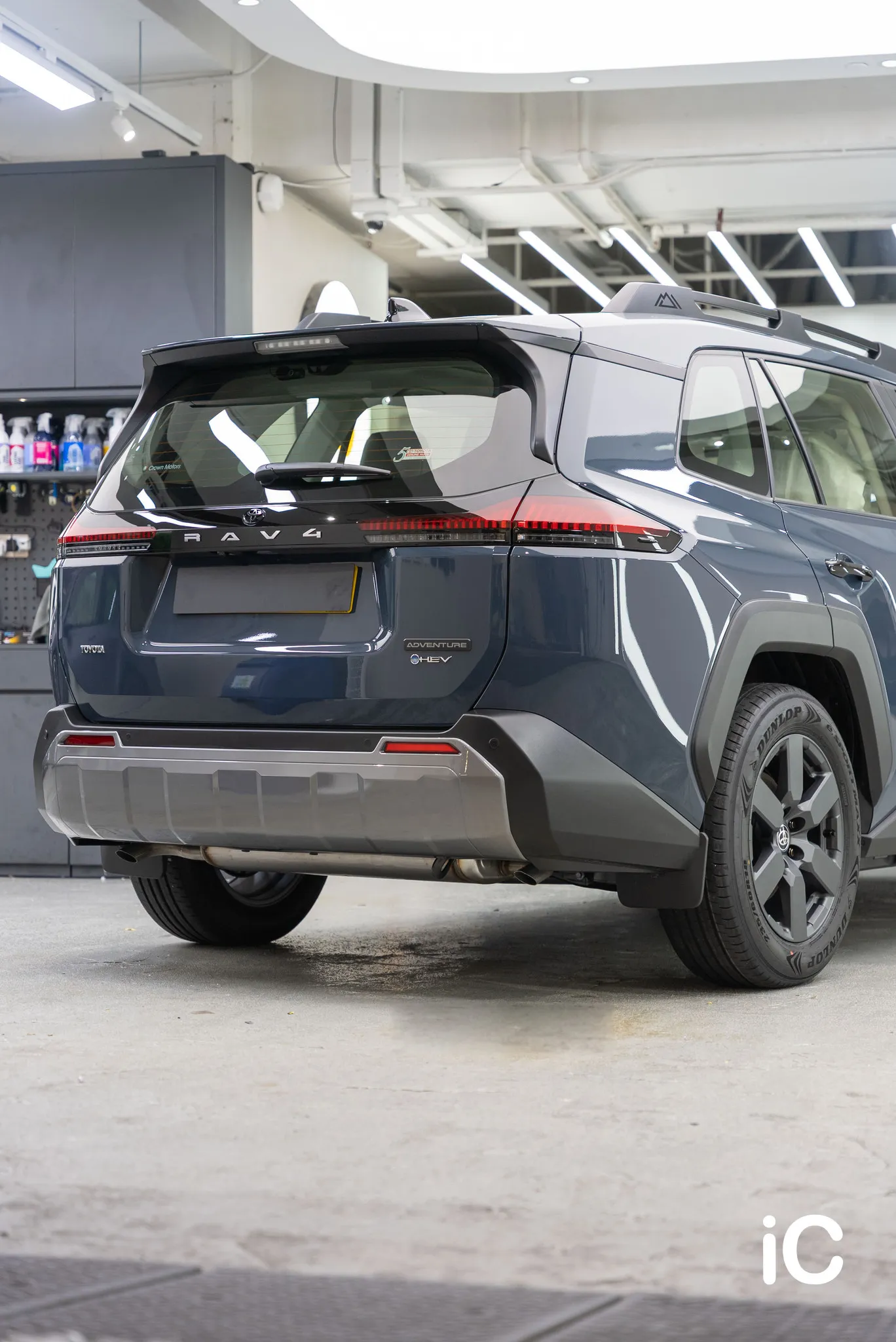 Toyota RAV4 車尾斜側直幅全景，呈現車身及施工場地