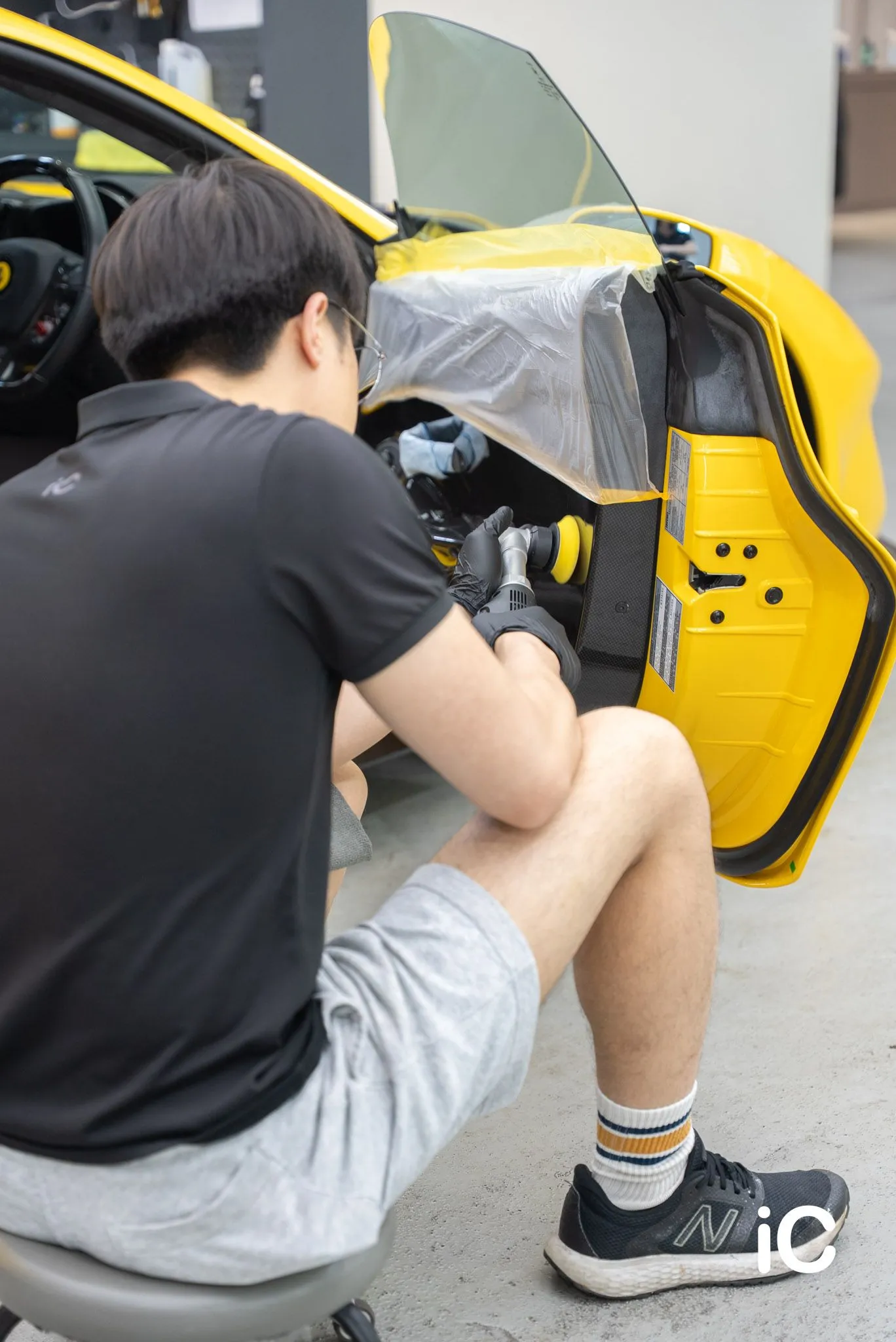 Ferrari 488 車內碳纖飾件研磨拋光