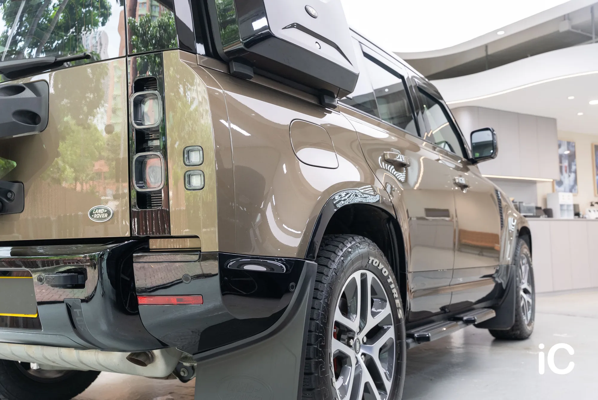 Defender 車尾與車側的光澤