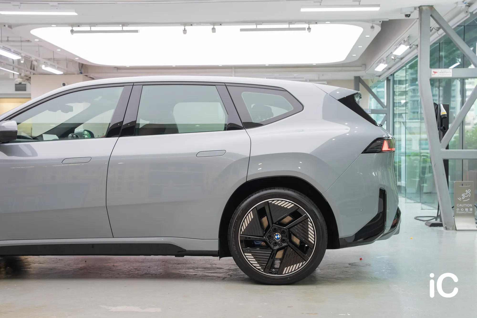 BMW iX3 後半部車側及後輪