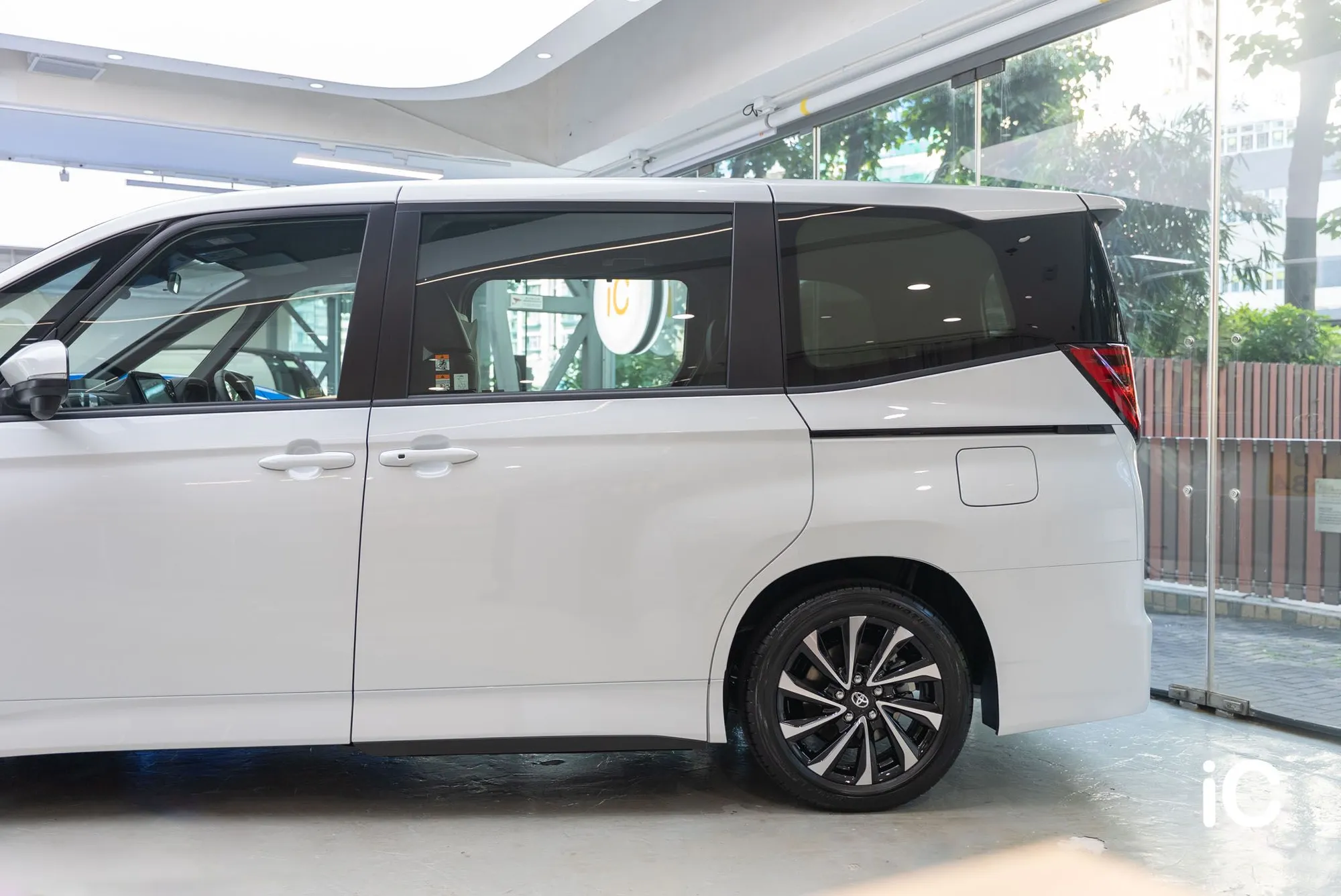 Toyota NOAH White Pearl 完成 GYEON PPF 施工後的車側效果