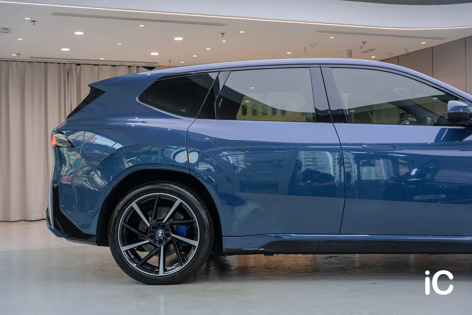 BMW iX3 車側及黑色側裙