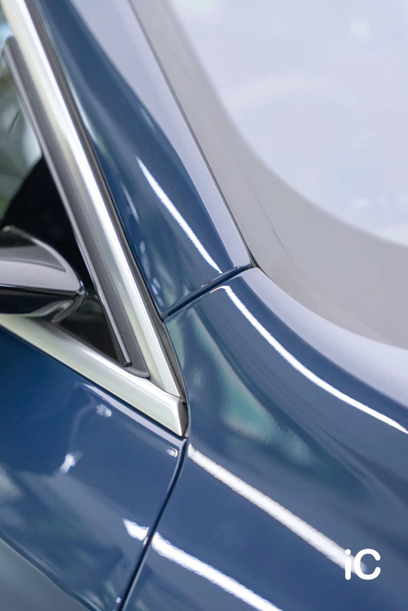 BMW iX1 L 前擋風玻璃旁車身線條
